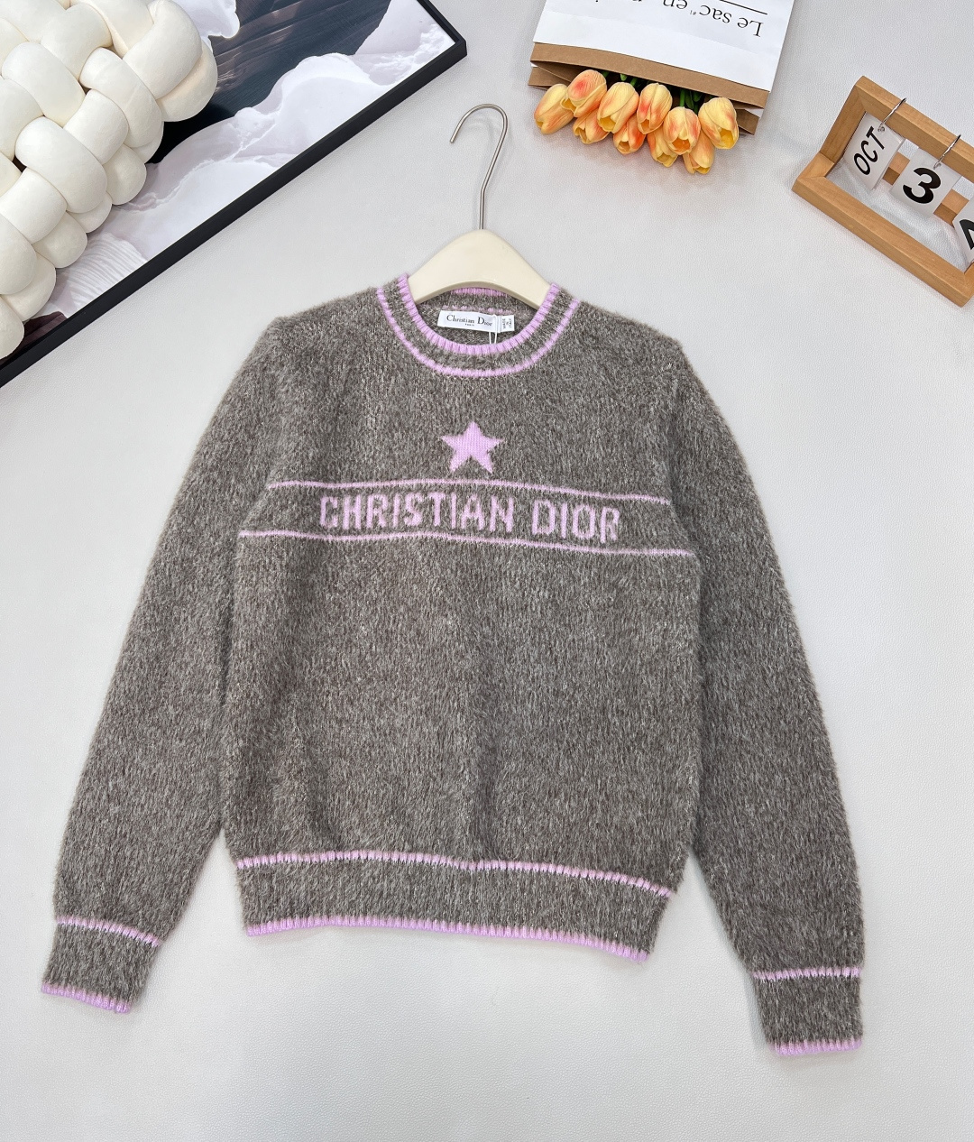 NO:590598,DIOR25FW monogram crocheted fur sweater...a classy pink one that you'll fall in love with at first sight. It's a must-have for age reduction. Made of cashmere and wool blended fabrics, it feels soft and the upper body is skin-friendly and comfortable. The crochet craftsmanship is used on the chest. It's full of sophistication. It looks good with denim, shorts and skirts, and is full of girlishness!  Be sure to keep this one in your hands in autumn and winter. I love it. It has all three standards!  Two colors of bulk goods are out!  size sml code,,dior,skirts,shorts,sweaters,alexander wang19860909DIOR25FW字母钩花毛毛毛衣..敲级愤粉嫩的一件 一眼便爱上的款 减龄必备无疑了采用羊绒羊毛混纺面料 手感柔软 上身亲肤舒服 胸前采用钩花工艺 精致感满满..搭配牛仔 短裤短裙都好看 少女心十足！秋冬一定要锁住这件 爱了爱了,三标齐全！ 两色大货已出！ 尺码sml 编码,,dior,skirts,shorts,sweaters,alexander wang,Women's clothing