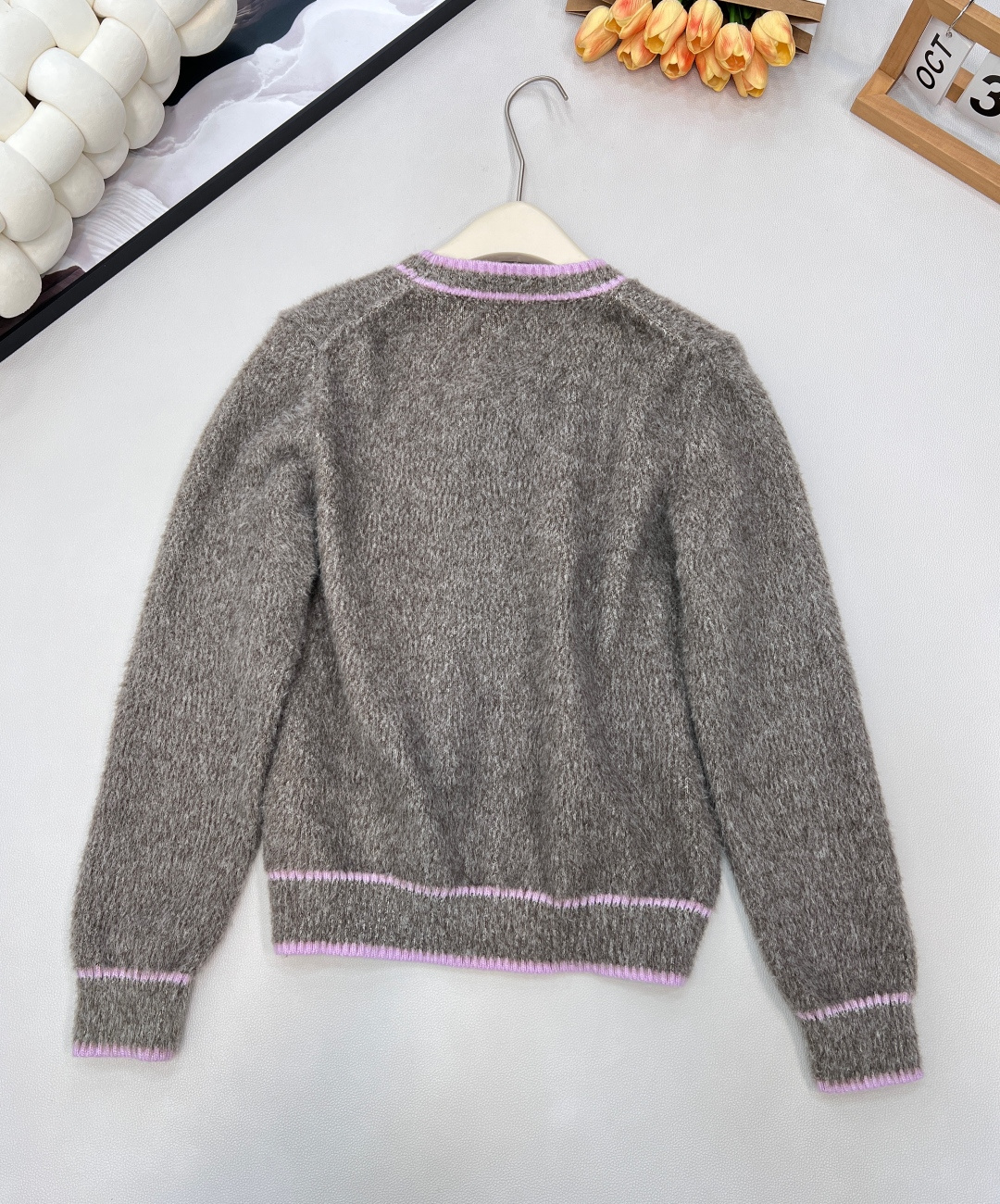 🆕DIOR25FW💗字母钩花毛毛毛衣..💖💖敲级愤粉嫩的一件 一眼便爱上的款 减龄必备无疑了✌️采用羊绒