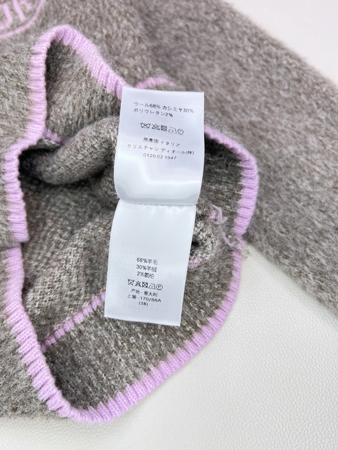 🆕DIOR25FW💗字母钩花毛毛毛衣..💖💖敲级愤粉嫩的一件 一眼便爱上的款 减龄必备无疑了✌️采用羊绒