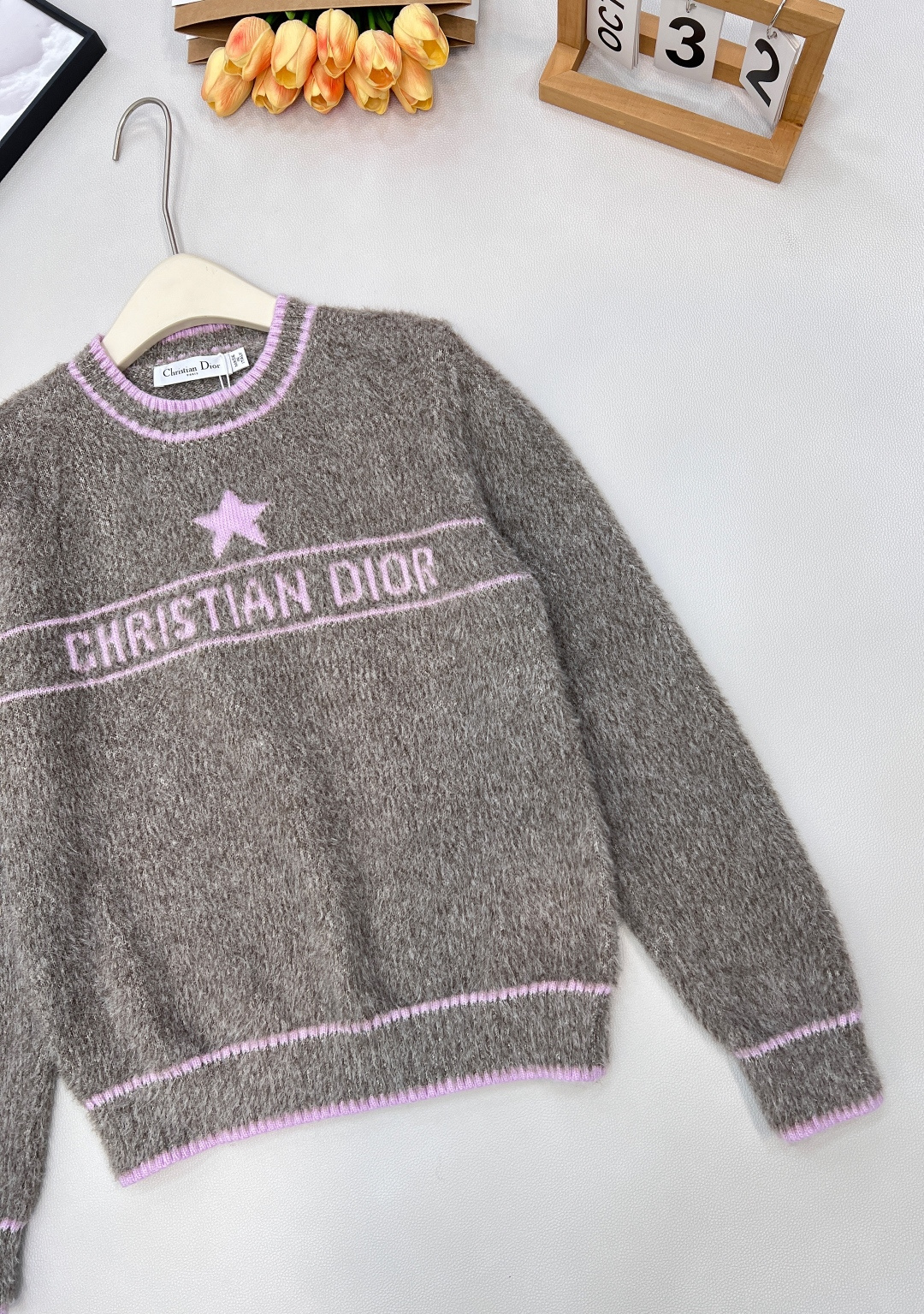 🆕DIOR25FW💗字母钩花毛毛毛衣..💖💖敲级愤粉嫩的一件 一眼便爱上的款 减龄必备无疑了✌️采用羊绒