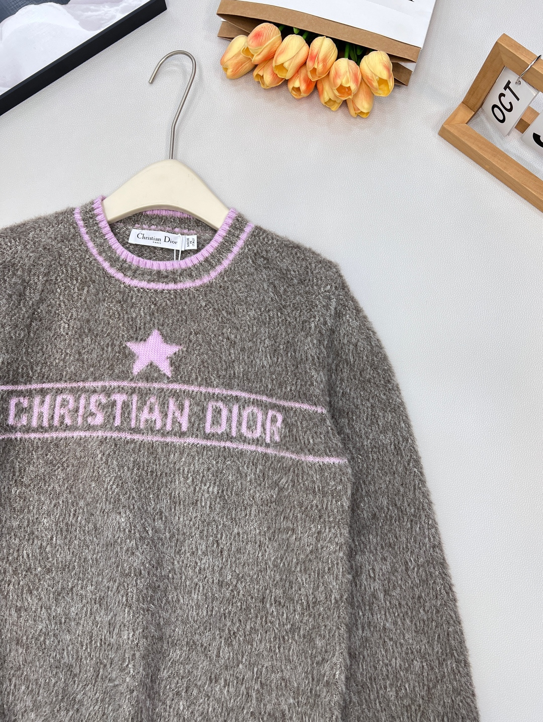 🆕DIOR25FW💗字母钩花毛毛毛衣..💖💖敲级愤粉嫩的一件 一眼便爱上的款 减龄必备无疑了✌️采用羊绒