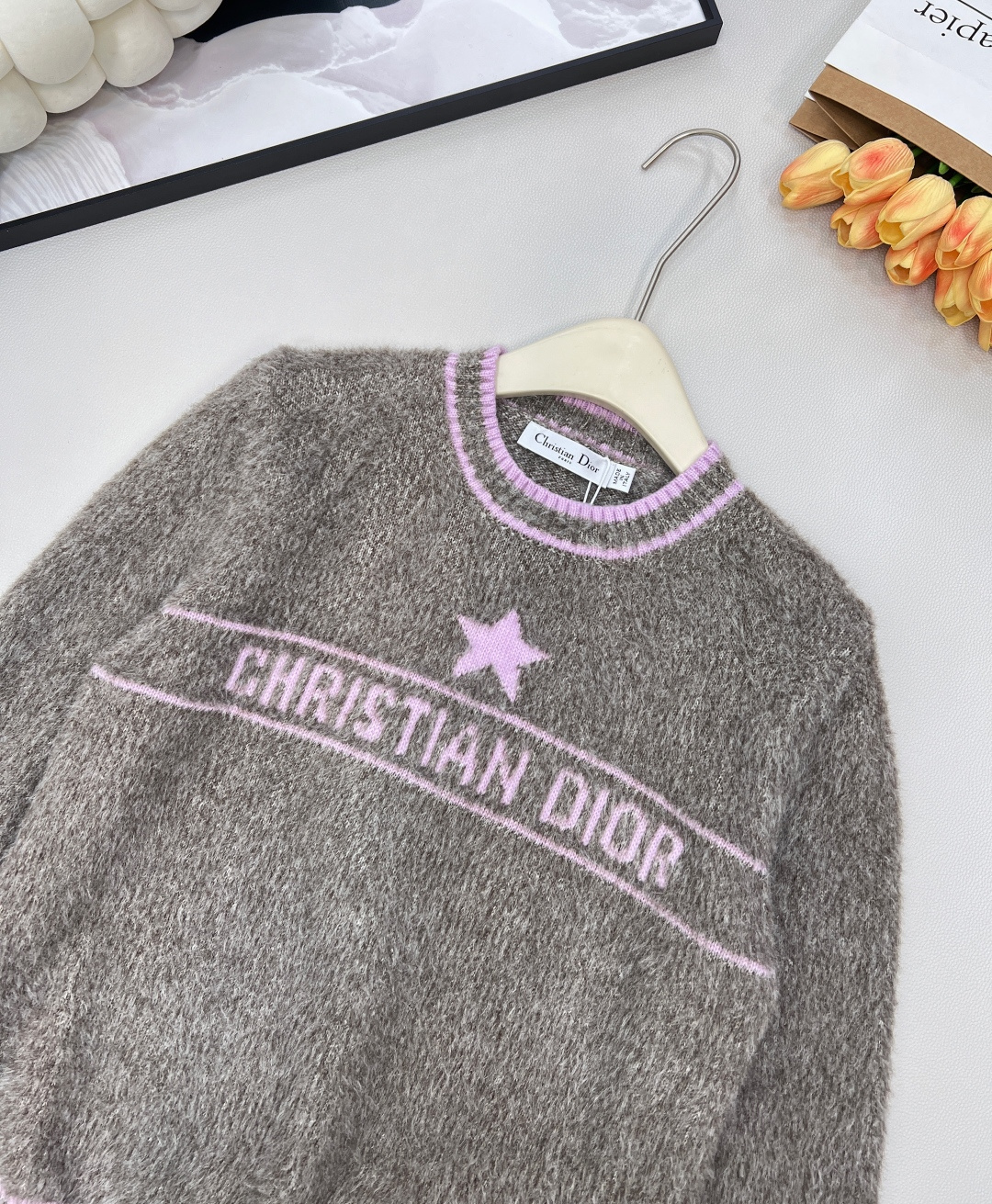 🆕DIOR25FW💗字母钩花毛毛毛衣..💖💖敲级愤粉嫩的一件 一眼便爱上的款 减龄必备无疑了✌️采用羊绒