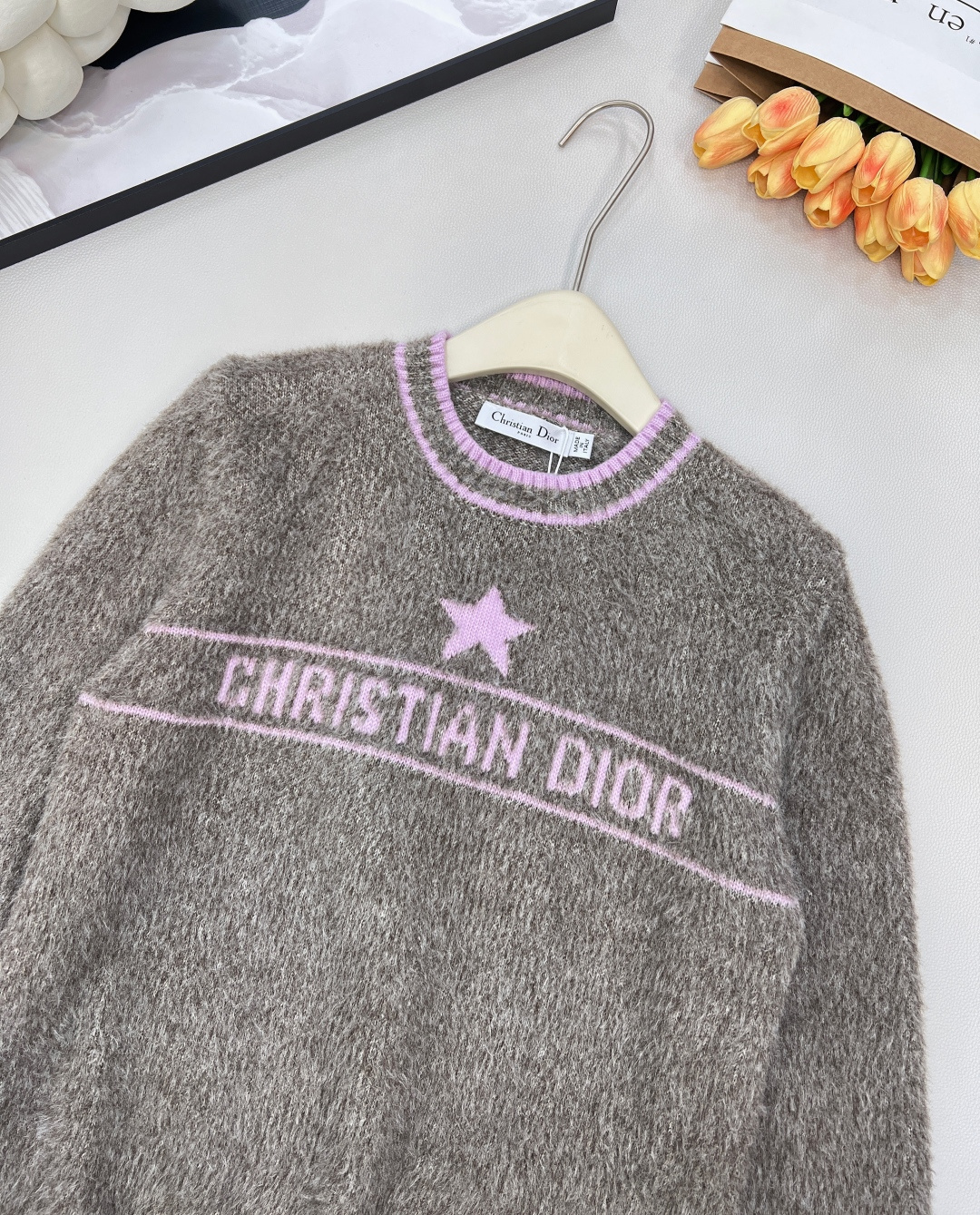 🆕DIOR25FW💗字母钩花毛毛毛衣..💖💖敲级愤粉嫩的一件 一眼便爱上的款 减龄必备无疑了✌️采用羊绒