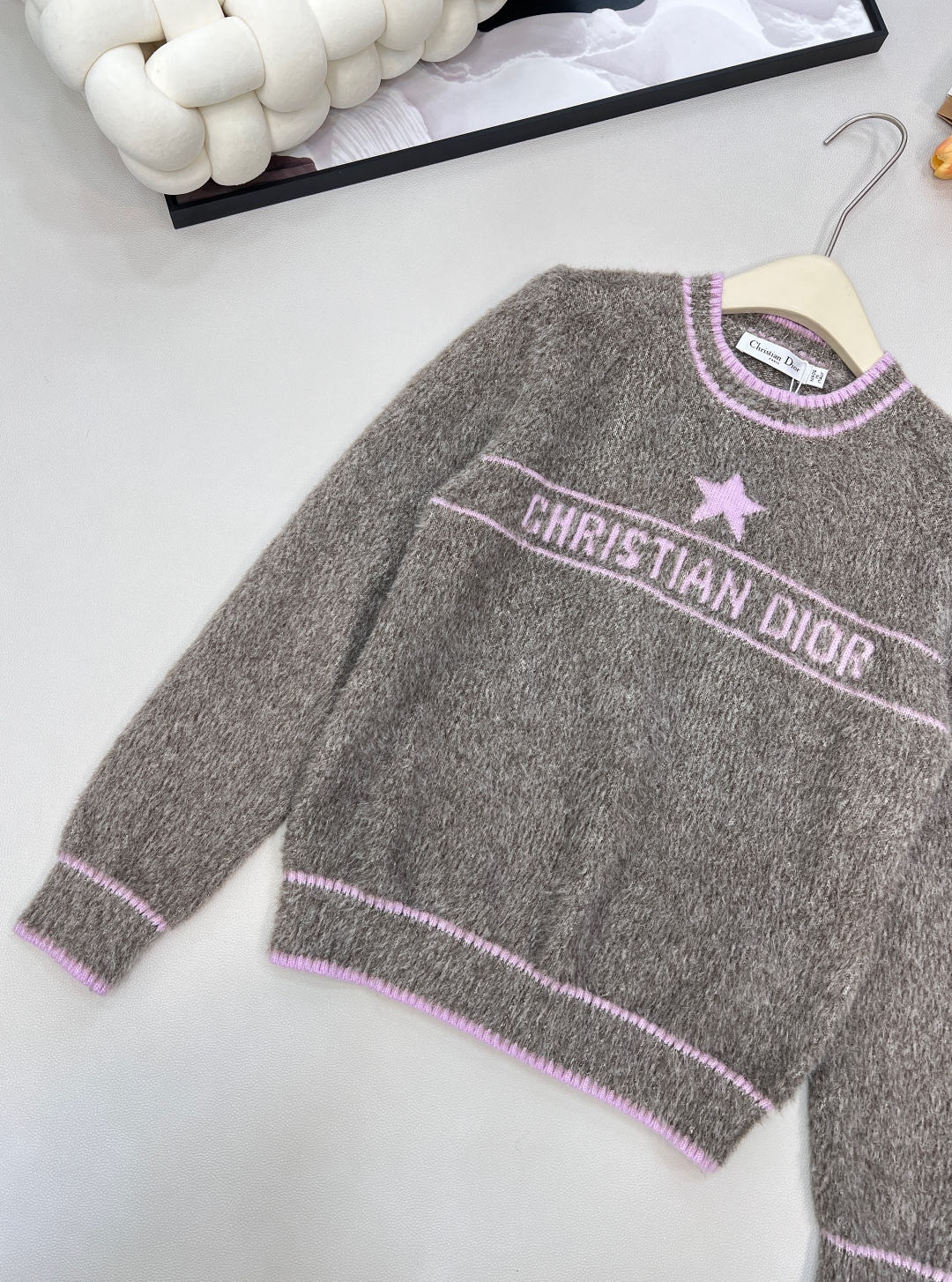 🆕DIOR25FW💗字母钩花毛毛毛衣..💖💖敲级愤粉嫩的一件 一眼便爱上的款 减龄必备无疑了✌️采用羊绒