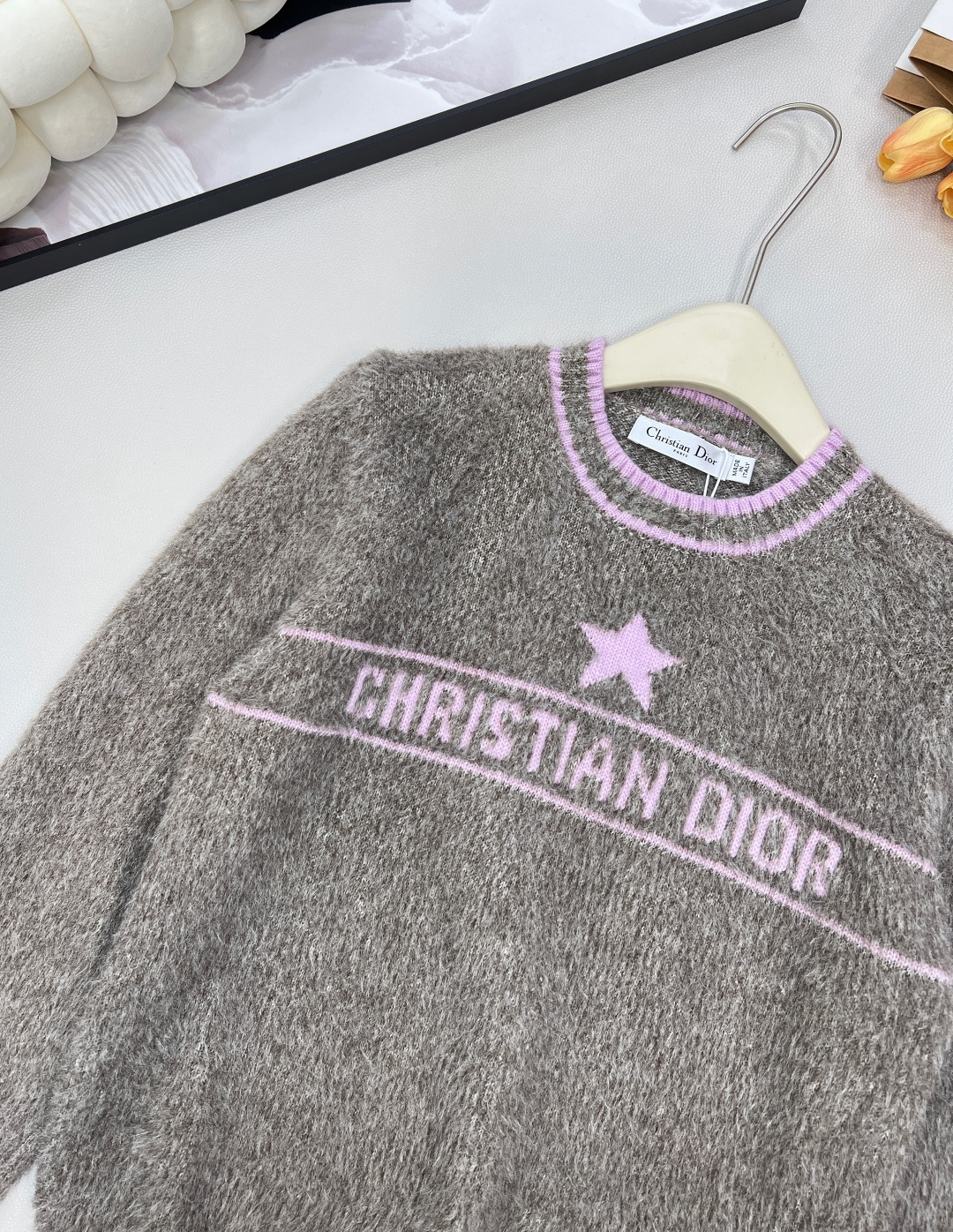 🆕DIOR25FW💗字母钩花毛毛毛衣..💖💖敲级愤粉嫩的一件 一眼便爱上的款 减龄必备无疑了✌️采用羊绒