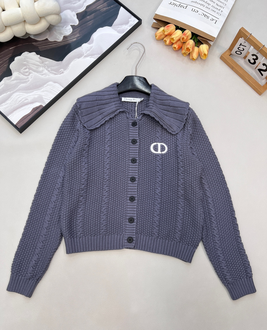 NO:591083,DIOR's new letter-embroidered knitted lapel cardigan has become an elegant ace in the autumn and winter wardrobe. The iconic CD embroidery is eye-catching, which is a high-end expression of the brand's genes, allowing you to recognize your taste in the crowd; the retro large lapel design, with its own French romantic accent, can easily create a lazy and exquisite layered look; the cable knitting process is exquisite, and every stitch is condensed with ingenuity, hiding the luxurious texture in the pattern.  The single row of black buttons are arranged neatly, and the retro charm is quietly revealed, injecting a sophisticated atmosphere into the overall look. The long-sleeved version adapts to the temperature difference between autumn and winter, and the cardigan design is versatile and casual. It can be worn alone to express elegance, or it can be layered to create layers. Whether it is worn with a skirt for a date, or with trousers for the workplace, it can give you a full sense of luxury, allowing you to become elegance itself in this autumn and winter. Complete three standards, two colors are outstanding  Size sml code D,,dior,skirts,alexander wang19860909DIOR新款字母刺绣针织翻领开衫,成了秋冬衣橱的优雅王牌.标志性CD刺绣醒目点缀,是品牌基因的高级彰显,让你在人群中一眼被识出品味；复古大翻领设计,自带法式浪漫腔调,轻松打造慵懒又精致的造型层次感；绞花针织工艺细腻入微,每一针都凝聚着匠心,将奢华质感藏于纹理之间；单排黑扣利落排布,复古韵味悄然流露,为整体造型注入干练气息.长袖版型适配秋冬温差,开衫设计百搭随性,可单穿诠释优雅,也可叠搭打造层次.无论是搭配裙装奔赴约会,还是配裤装穿梭职场,它都能为你撑起满满高级感,让你在这个秋冬,成为优雅本身.三标齐全,两色出 尺码sml 编码D,,dior,skirts,alexander wang,Women's clothing