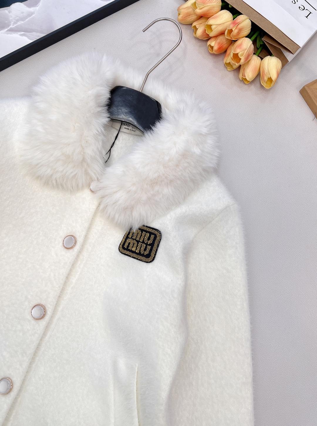 🆕 miumiu新款毛毛翻领字母贴片针织开衫外套这款外套，奶乖奶乖的毛毛长在了心巴上！奶乖奶乖的外套你们