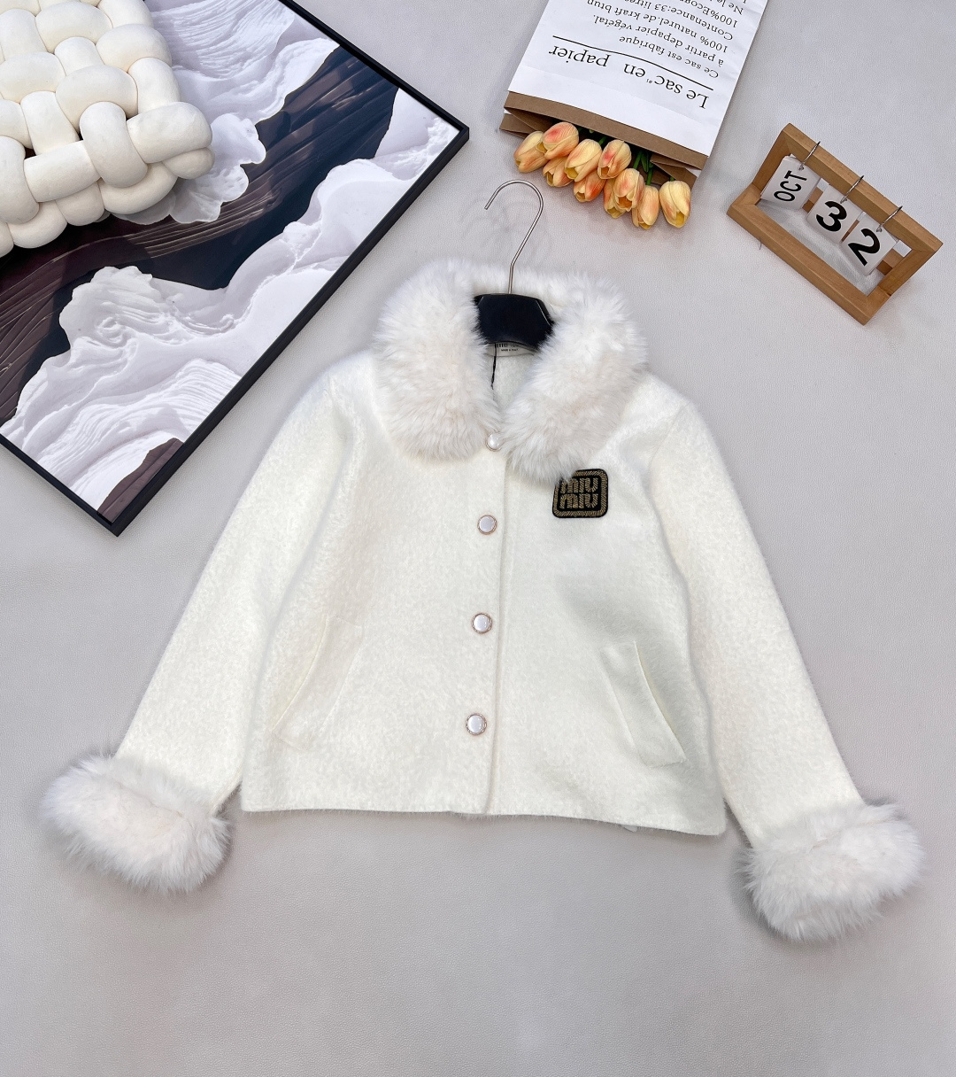 NO:591081,miumiu's new furry lapel letter patch knitted cardigan jacket. With this jacket, my baby's fur grows on her heart!  Have you seen Nai Guai Nai Guai’s jacket? I really like it!  And she doesn’t care about her figure at all, she looks slim no matter what she wears!  Plush, super soft, skin-friendly and warm. Carefully crafted from imported wool and cashmere blended fabrics, with plush lapel design, plush design on cuffs and collar, and letter patch on the chest to create a refined and fashionable look!  Milky white, soft and waxy, it looks great when worn!  The upper body is a super soft French casual style that is gentle and romantic~ The rich daughter’s sense of immediateness is well grasped. The soft light color is more suitable for the skin tone. Three standards are complete, two colors are available. Size sml code,, miumiu, jackets & coats, alexander wang19860909miumiu新款毛毛翻领字母贴片针织开衫外套 这款外套,奶乖奶乖的毛毛长在了心巴上！奶乖奶乖的外套你们见过吗真的太喜欢他了！而且一点都不挑身材,怎么穿都很显瘦！ 毛绒绒超柔软亲肤保暖 采用进口羊毛羊绒混纺面料精心制作,毛毛翻领设计,袖口和领口毛毛设计,胸前字母贴片,打造精致时尚造型！ 奶白奶白软糯糯,穿起来好好看看啊！ 上身就是超软乎乎的法式休闲风温柔浪漫~ 富家千金的即视感狠狠拿捏住了 柔的浅色系更衬肤色三标齐全,两色出 尺码sml 编码,,miumiu,jackets & coats,alexander wang,Women's clothing