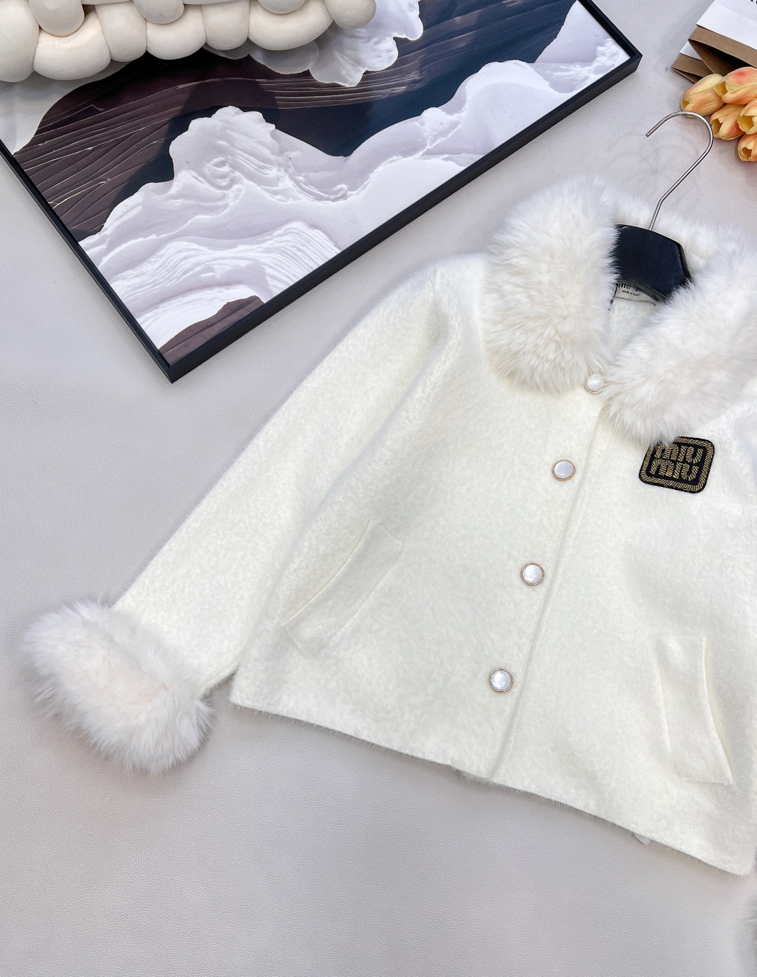 🆕 miumiu新款毛毛翻领字母贴片针织开衫外套这款外套，奶乖奶乖的毛毛长在了心巴上！奶乖奶乖的外套你们