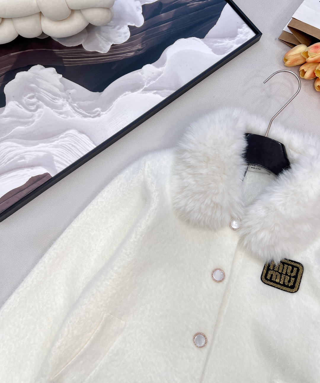 🆕 miumiu新款毛毛翻领字母贴片针织开衫外套这款外套，奶乖奶乖的毛毛长在了心巴上！奶乖奶乖的外套你们