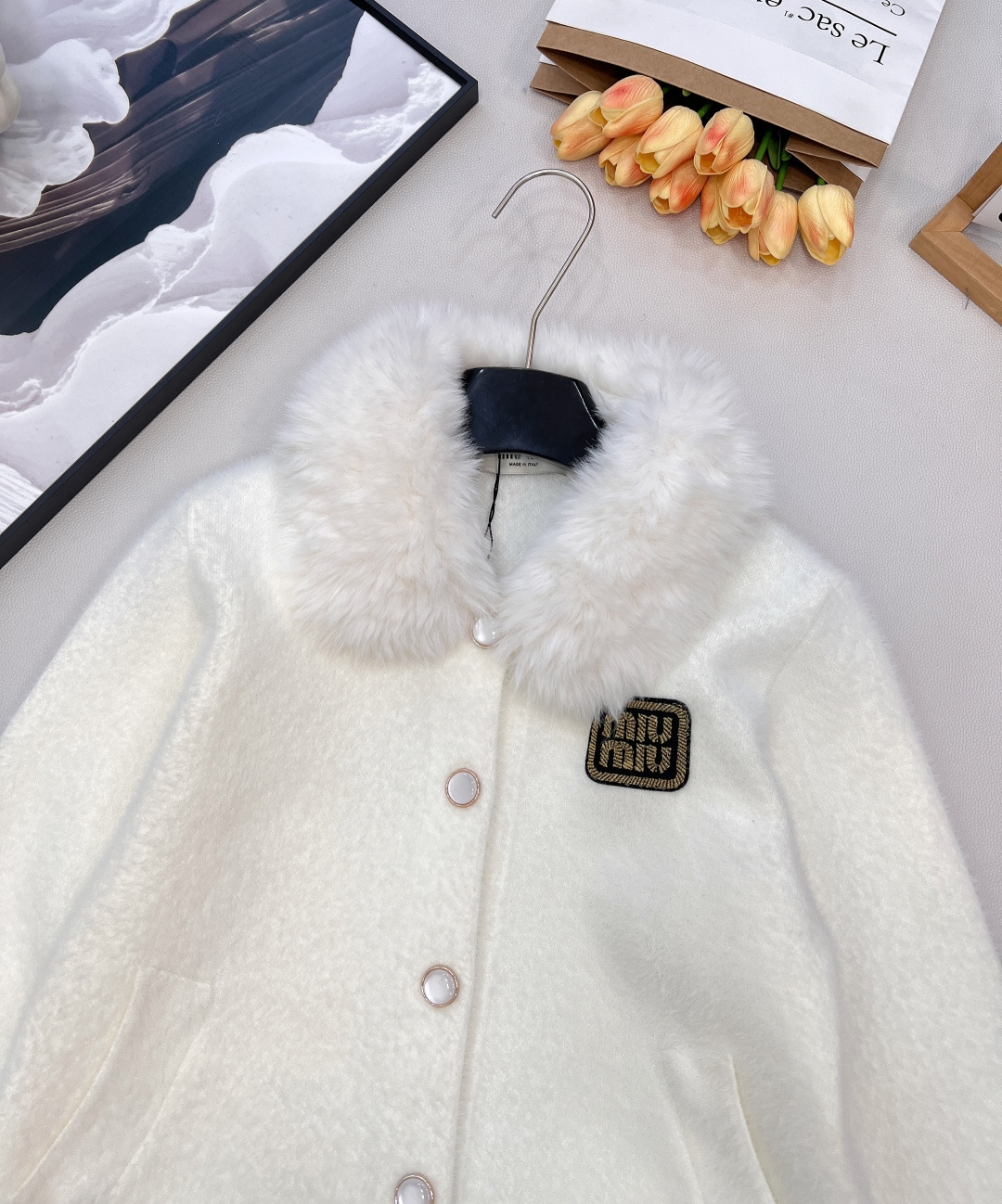 🆕 miumiu新款毛毛翻领字母贴片针织开衫外套这款外套，奶乖奶乖的毛毛长在了心巴上！奶乖奶乖的外套你们