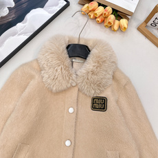 🆕 miumiu新款毛毛翻领字母贴片针织开衫外套这款外套,奶乖奶乖的毛毛长在了心巴上!奶乖奶乖的外套你们 🆕 miumiu新款毛毛翻领字母贴片针织开衫外套这款外套,奶乖奶乖的毛毛长在了心巴上!奶乖奶乖的外套你们