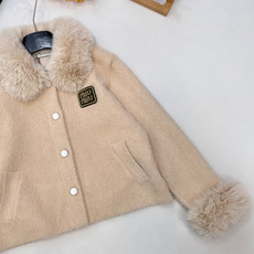 🆕 miumiu新款毛毛翻领字母贴片针织开衫外套这款外套,奶乖奶乖的毛毛长在了心巴上!奶乖奶乖的外套你们 🆕 miumiu新款毛毛翻领字母贴片针织开衫外套这款外套,奶乖奶乖的毛毛长在了心巴上!奶乖奶乖的外套你们
