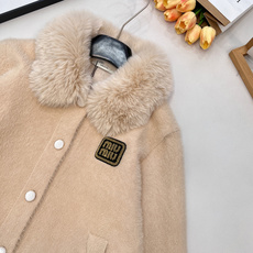 🆕 miumiu新款毛毛翻领字母贴片针织开衫外套这款外套,奶乖奶乖的毛毛长在了心巴上!奶乖奶乖的外套你们 🆕 miumiu新款毛毛翻领字母贴片针织开衫外套这款外套,奶乖奶乖的毛毛长在了心巴上!奶乖奶乖的外套你们