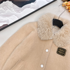 🆕 miumiu新款毛毛翻领字母贴片针织开衫外套这款外套,奶乖奶乖的毛毛长在了心巴上!奶乖奶乖的外套你们 🆕 miumiu新款毛毛翻领字母贴片针织开衫外套这款外套,奶乖奶乖的毛毛长在了心巴上!奶乖奶乖的外套你们