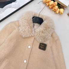 🆕 miumiu新款毛毛翻领字母贴片针织开衫外套这款外套,奶乖奶乖的毛毛长在了心巴上!奶乖奶乖的外套你们 🆕 miumiu新款毛毛翻领字母贴片针织开衫外套这款外套,奶乖奶乖的毛毛长在了心巴上!奶乖奶乖的外套你们