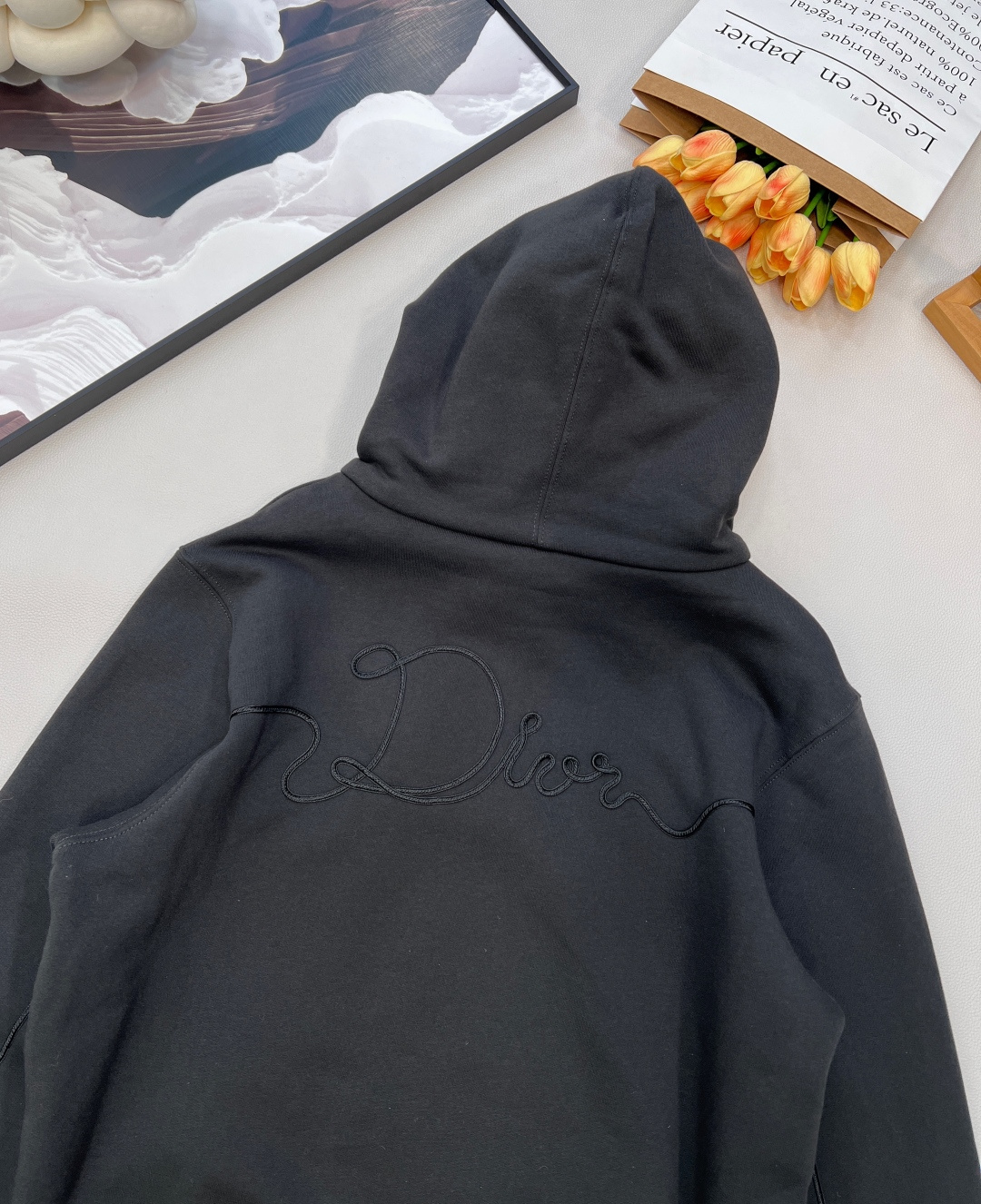 🆕DIOR新款织缎徽章连帽卫衣，原¥16000购买；纯棉质感面料采用26支双纱+10支底纱的毛圈绒面料，