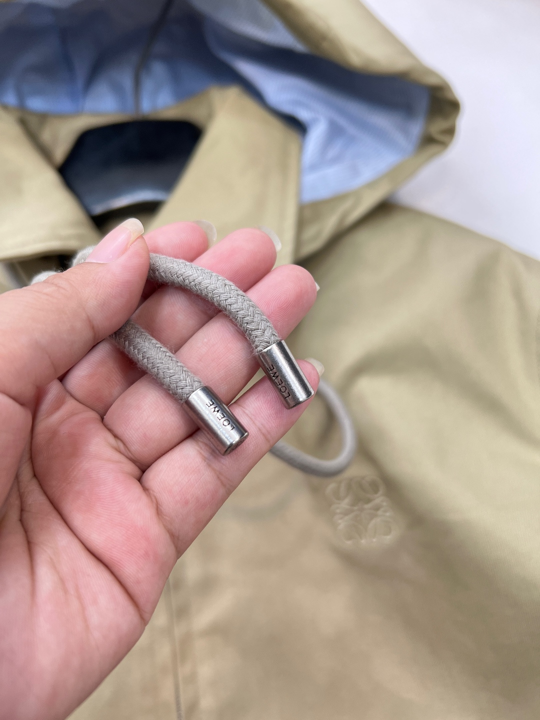 🆕Loewe2025新款可拆卸领拼接风衣夹克外套，定制YB斜纹全棉材质 质感细腻 垂感十足 穿搭更为舒适