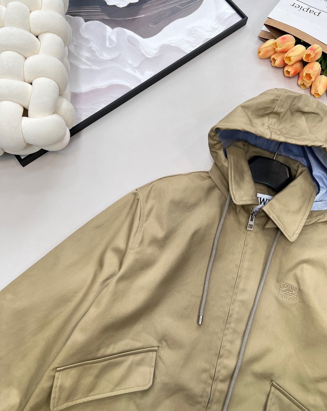 🆕Loewe2025新款可拆卸领拼接风衣夹克外套，定制YB斜纹全棉材质 质感细腻 垂感十足 穿搭更为舒适