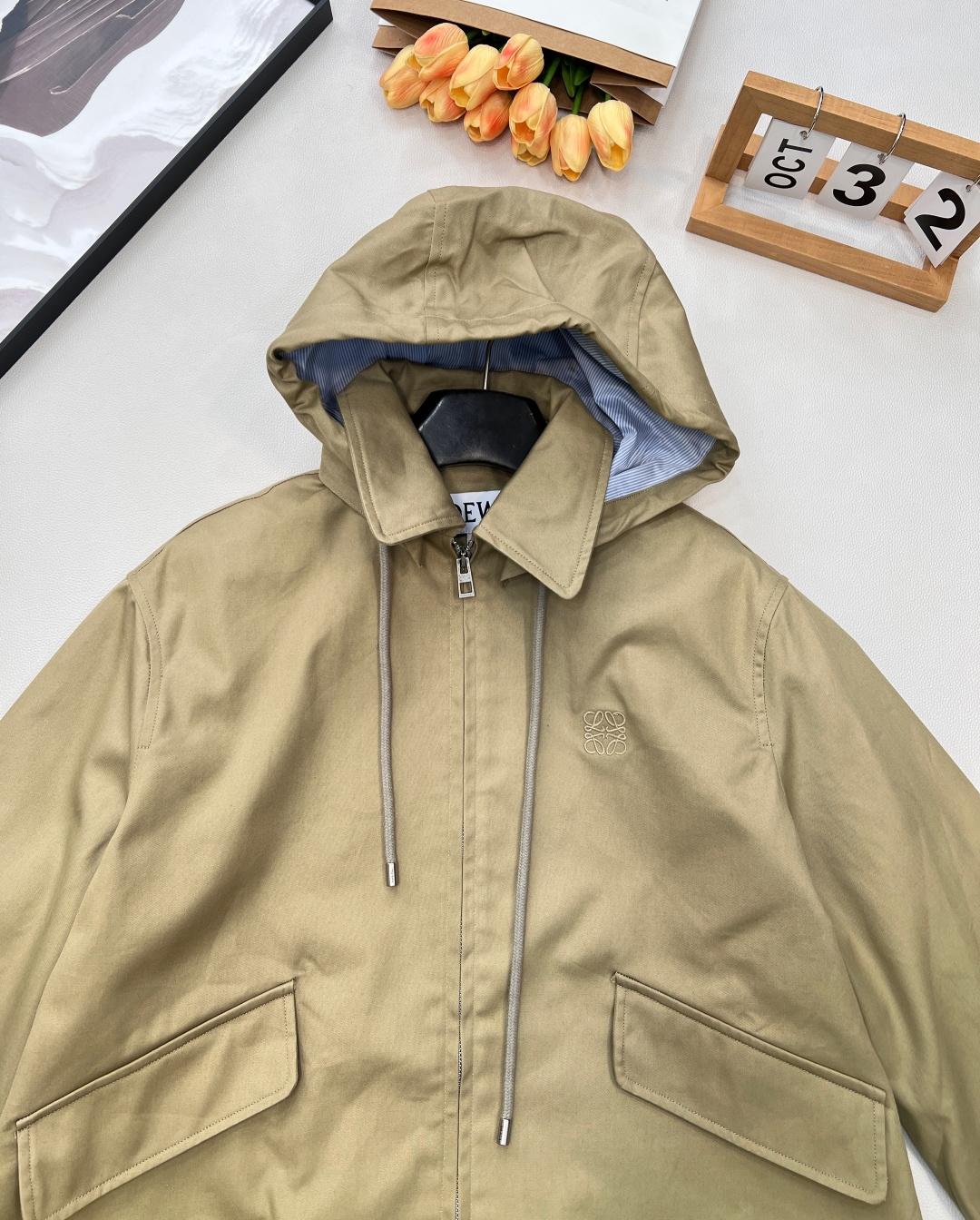 🆕Loewe2025新款可拆卸领拼接风衣夹克外套，定制YB斜纹全棉材质 质感细腻 垂感十足 穿搭更为舒适