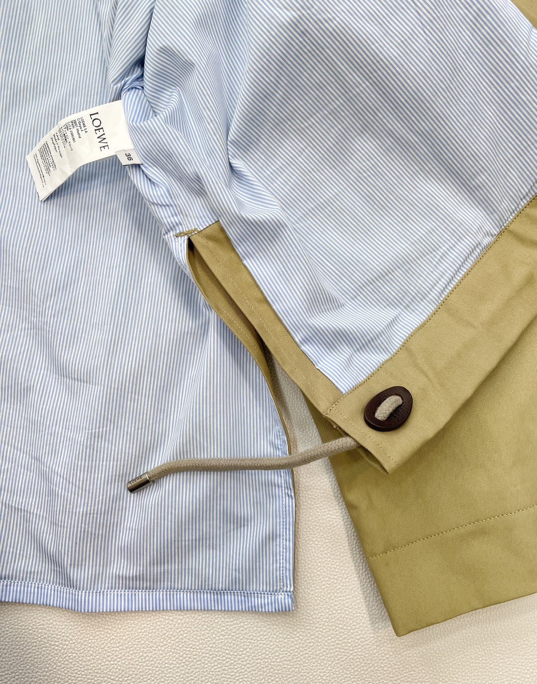 🆕Loewe2025新款可拆卸领拼接风衣夹克外套，定制YB斜纹全棉材质 质感细腻 垂感十足 穿搭更为舒适