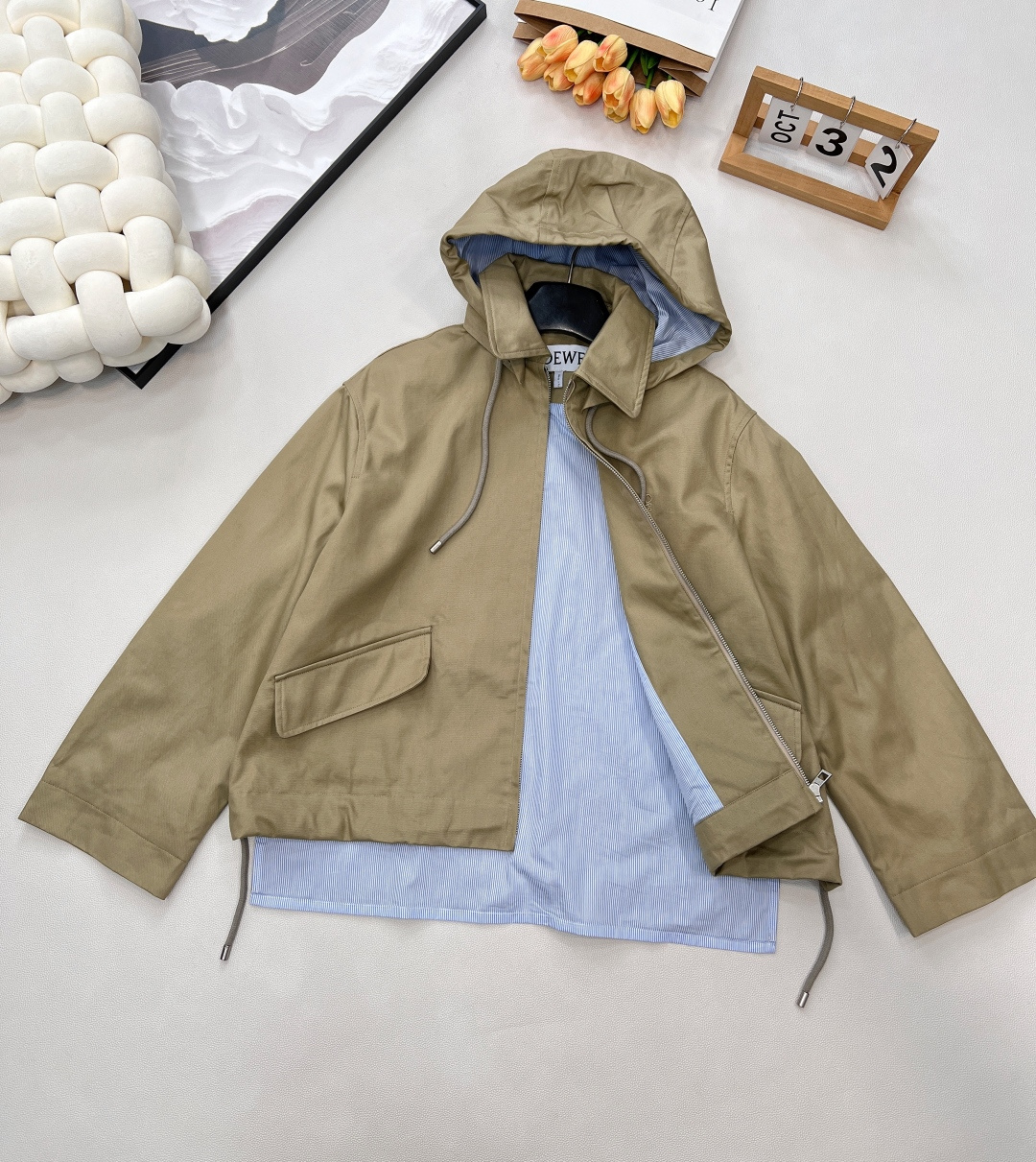 🆕Loewe2025新款可拆卸领拼接风衣夹克外套，定制YB斜纹全棉材质 质感细腻 垂感十足 穿搭更为舒适