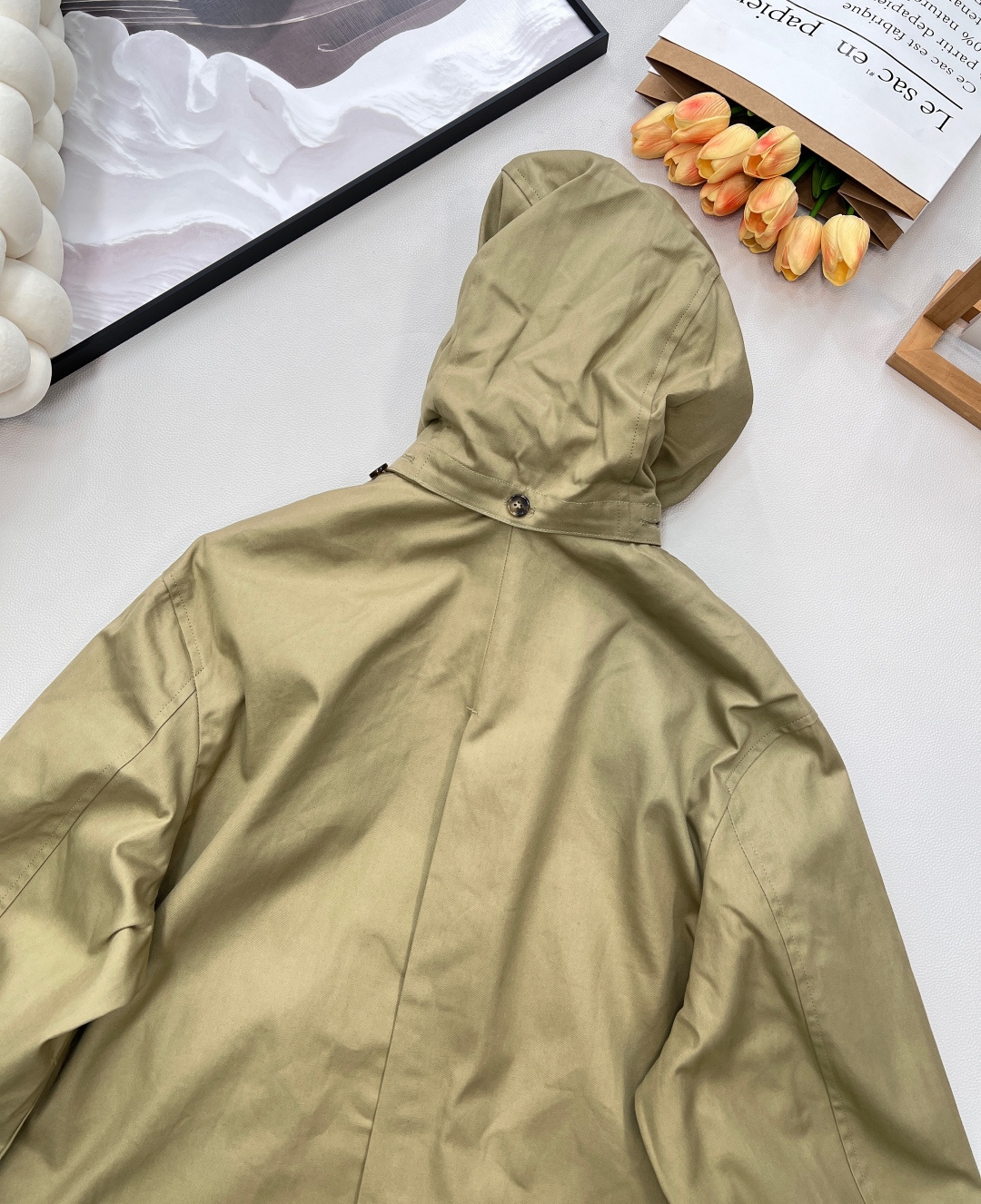 🆕Loewe2025新款可拆卸领拼接风衣夹克外套，定制YB斜纹全棉材质 质感细腻 垂感十足 穿搭更为舒适