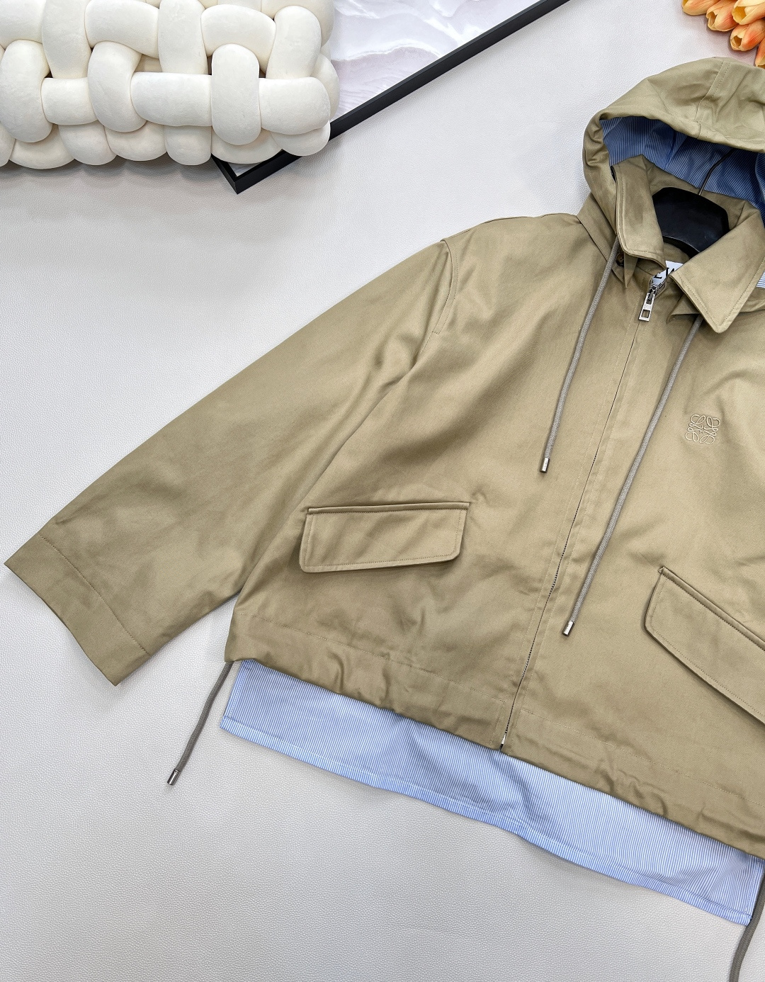 🆕Loewe2025新款可拆卸领拼接风衣夹克外套，定制YB斜纹全棉材质 质感细腻 垂感十足 穿搭更为舒适