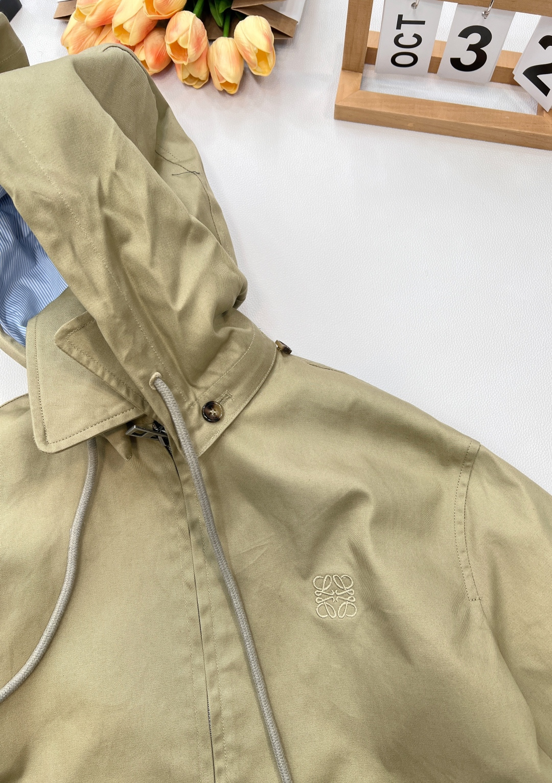 🆕Loewe2025新款可拆卸领拼接风衣夹克外套，定制YB斜纹全棉材质 质感细腻 垂感十足 穿搭更为舒适