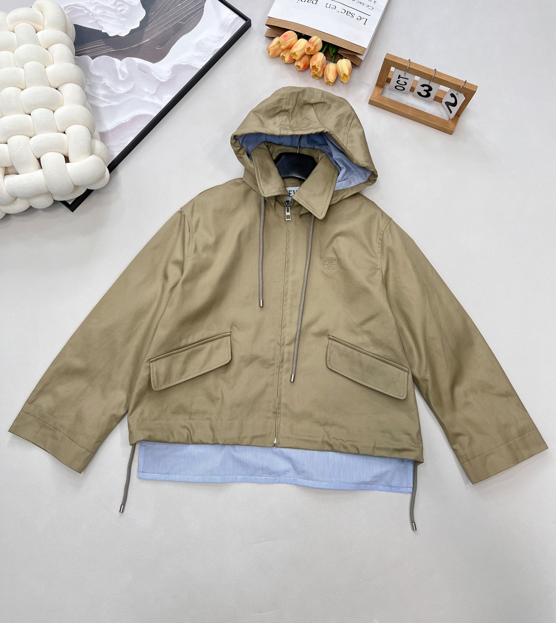 NO:591571,Loewe2025 new detachable collar splicing windbreaker jacket, customized YB twill cotton material, fine texture, full drape, more comfortable to wear, detachable hooded drawstring zipper jacket style, dropped shoulders, loose back slit design, light khaki color for the body, suitable for autumn and winter Maillard casual wear, striped blue shirt fabric inside, slit design on the back, rich layers, contrasting colors, more eye-catching and fashionable, matched with the chest totem logo  Exquisite and eye-catching details highlight the brand style, presenting a casual college old-money style. Fashionable and foreign-style outfits. Customized fabrics and accessories, complete with three standards, large quantities. Size SML code L,,loewe,jackets & coats,jackets & coats,shirts,hats,alexander wang19860909Loewe2025新款可拆卸领拼接风衣夹克外套,定制YB斜纹全棉材质 质感细腻 垂感十足 穿搭更为舒适 可拆卸连帽抽绳拉链夹克版型 落肩宽松后背开叉设计 大身浅卡其配色 适配秋冬美拉德休闲穿搭 内里拼接条纹蓝色衬衫面料 背后开衩设计 层次丰富 撞色更吸睛时髦 配合胸前图腾徽标 精致耐看的细节突出品牌格调 呈现随性学院老钱风格 穿搭时髦洋气 定制面辅料 ,三标齐全,大货出 尺码sml 编码L,,loewe,jackets & coats,jackets & coats,shirts,hats,alexander wang,Women's clothing