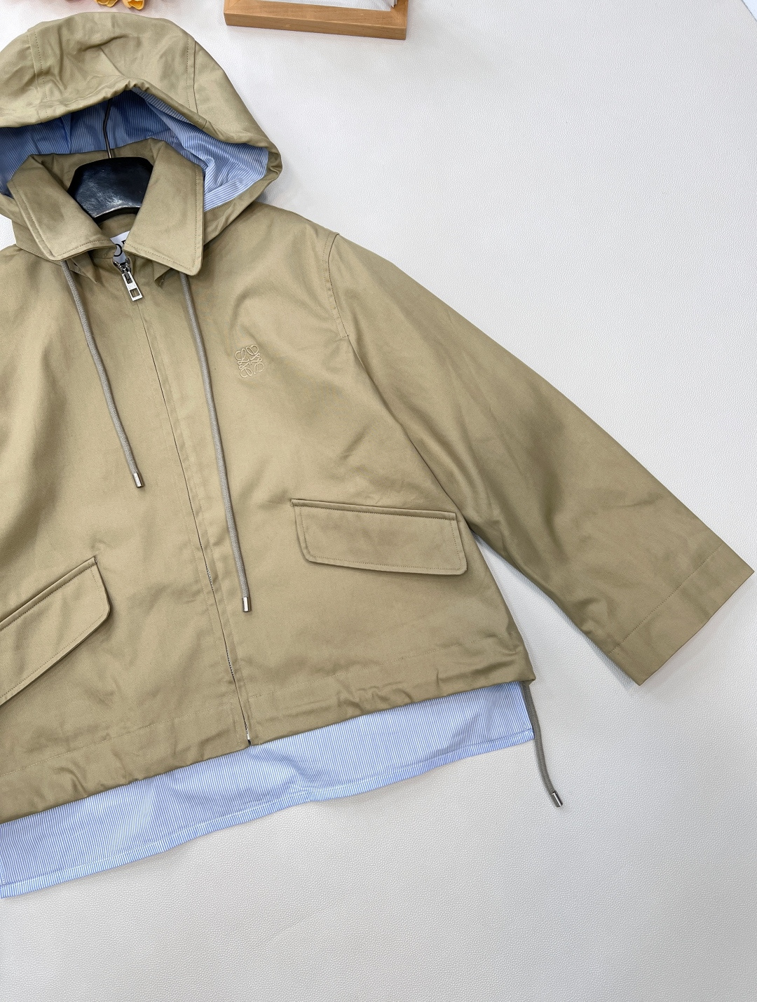 🆕Loewe2025新款可拆卸领拼接风衣夹克外套，定制YB斜纹全棉材质 质感细腻 垂感十足 穿搭更为舒适