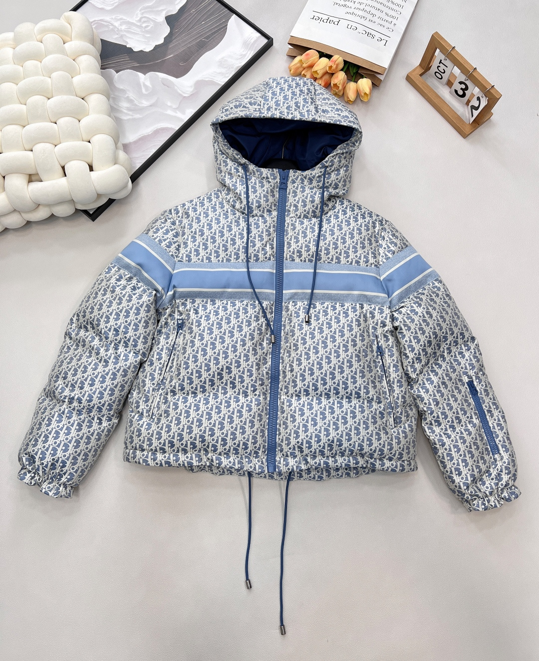 NO:591565,Comes with dust bag DIO2025 new hooded blue jacquard down A-grade cotton short jacket, the entire piece is light and warm, the hooded short fashionable down jacket is warm and not bulky, and is more wearable. The rectangular texture, drawstring adjustment and narrowing, the all-over letter jacquard echoes the horizontal stripes on the chest, showing a high-end style and taste, integrating warmth and fashion, getting rid of the traditional down routine, the first choice for layering in autumn and winter. Customized surface accessories, look for the version  , complete three standards, large shipments, size sml, dior, jackets & coats, down jacket, hats, alexander wang19860909配防尘袋 DIO2025新款连帽蓝色提花羽绒A级棉服短款外套,整件轻盈保暖,连帽短款时尚羽绒外套,暖和不显臃肿,穿搭性更强.长方格纹理,抽绳调节收窄,通体字母提花与前胸横杠条纹呼应,呈现高级格调品味,集保暖与时髦一体,摆脱传统的羽绒常规,秋冬叠穿首选.定制面辅料 认准版本 ,三标齐全,大货出 尺码sml 编,,dior,jackets & coats,down jacket,hats,alexander wang,Women's clothing