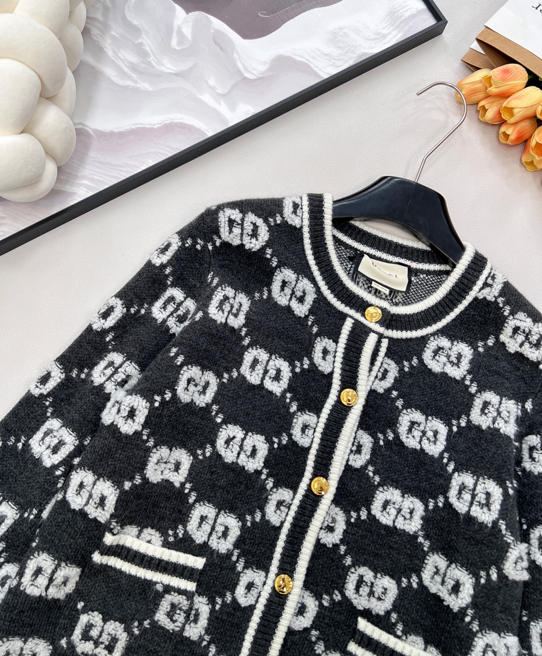 🆕 GUCCI 羊毛结子绒提花针织开衫经典双Glogo提花设计 厚实有质感的一件针织外套撞色设计，经典双