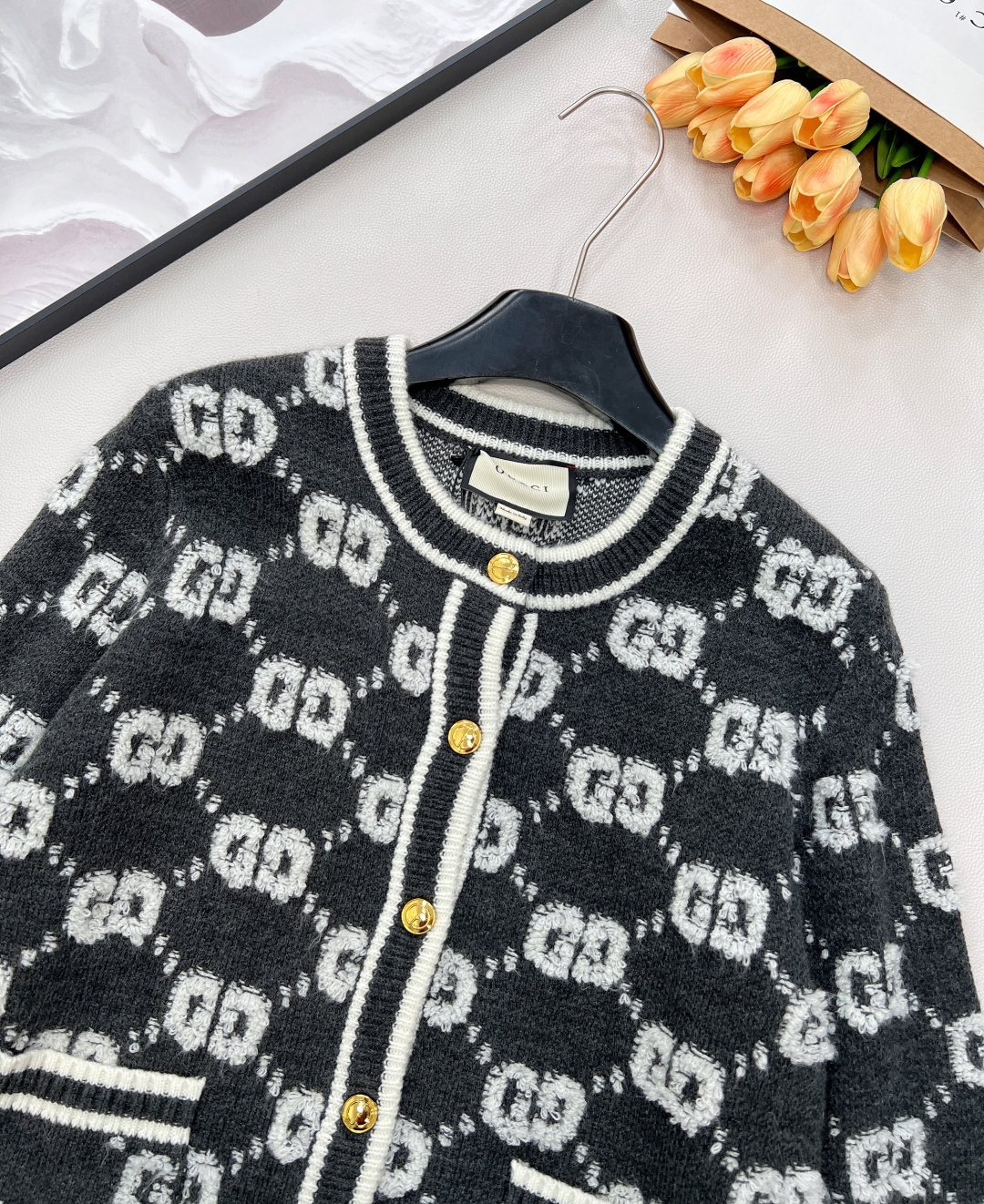 🆕 GUCCI 羊毛结子绒提花针织开衫经典双Glogo提花设计 厚实有质感的一件针织外套撞色设计，经典双