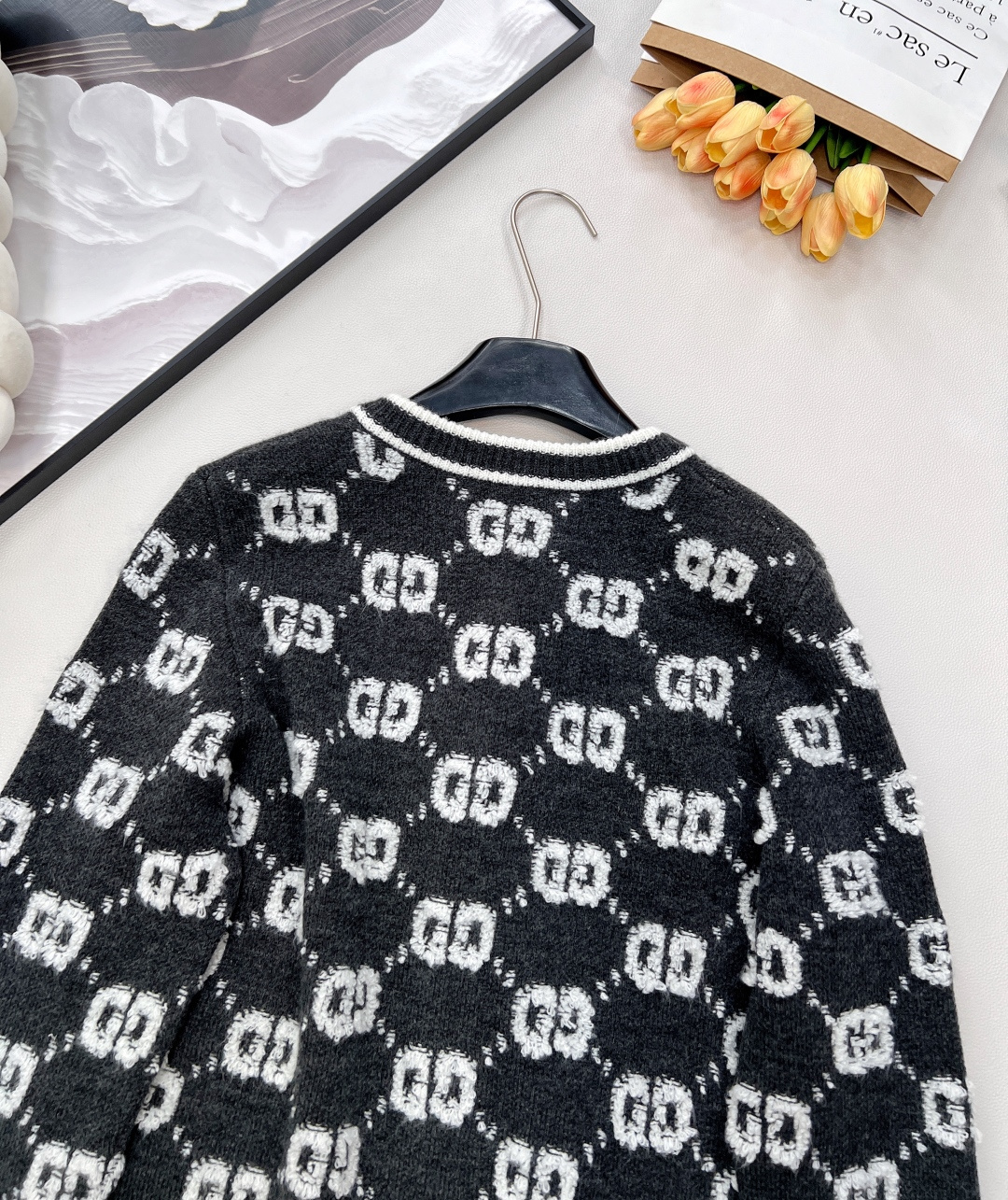 🆕 GUCCI 羊毛结子绒提花针织开衫经典双Glogo提花设计 厚实有质感的一件针织外套撞色设计，经典双