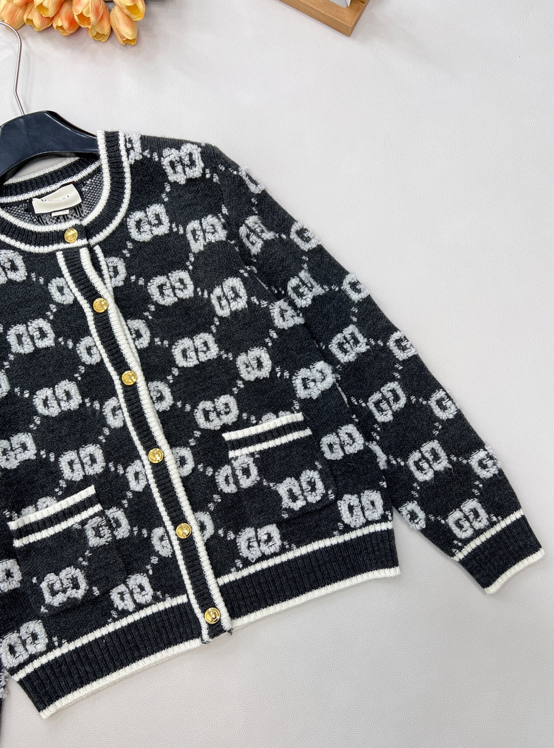 🆕 GUCCI 羊毛结子绒提花针织开衫经典双Glogo提花设计 厚实有质感的一件针织外套撞色设计，经典双