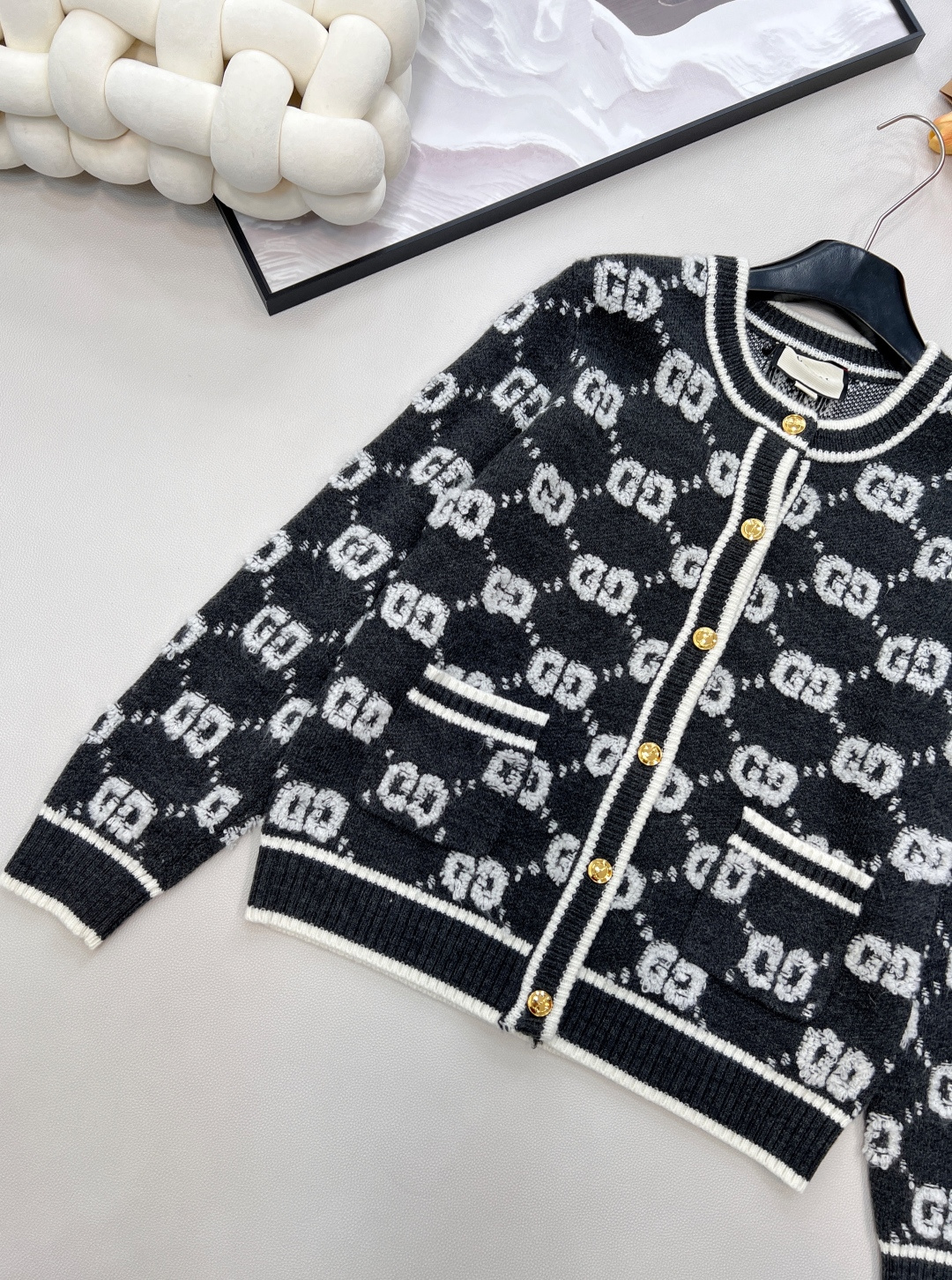 🆕 GUCCI 羊毛结子绒提花针织开衫经典双Glogo提花设计 厚实有质感的一件针织外套撞色设计，经典双