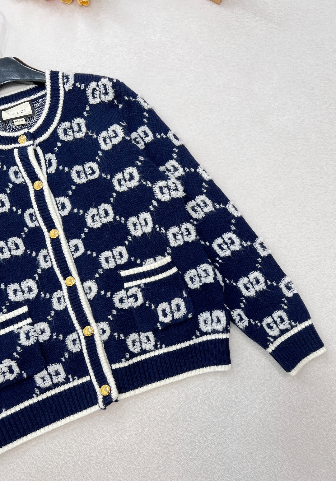 🆕 GUCCI 羊毛结子绒提花针织开衫经典双Glogo提花设计 厚实有质感的一件针织外套撞色设计，经典双