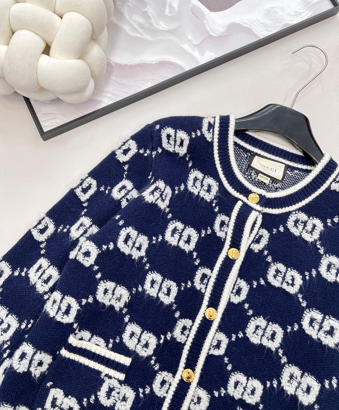 🆕 GUCCI 羊毛结子绒提花针织开衫经典双Glogo提花设计 厚实有质感的一件针织外套撞色设计，经典双