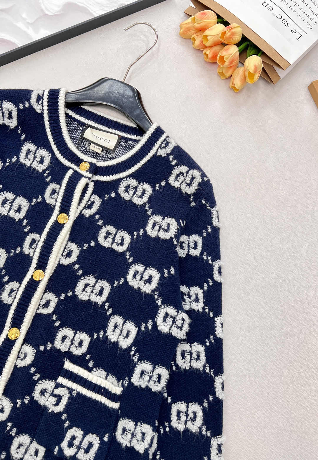 🆕 GUCCI 羊毛结子绒提花针织开衫经典双Glogo提花设计 厚实有质感的一件针织外套撞色设计，经典双