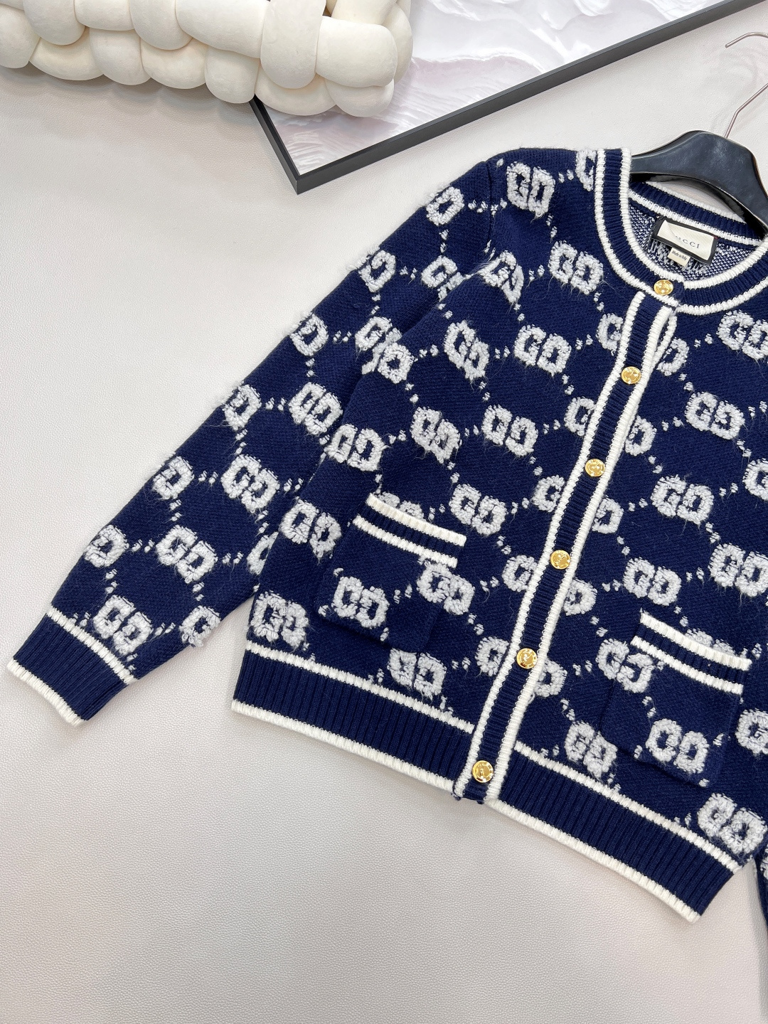 🆕 GUCCI 羊毛结子绒提花针织开衫经典双Glogo提花设计 厚实有质感的一件针织外套撞色设计，经典双