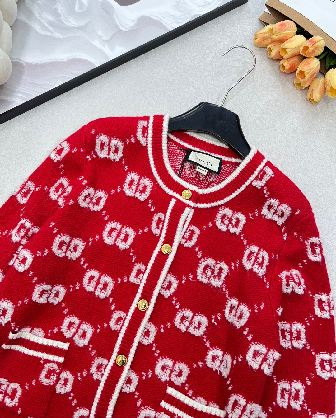 🆕 GUCCI 羊毛结子绒提花针织开衫经典双Glogo提花设计 厚实有质感的一件针织外套撞色设计，经典双