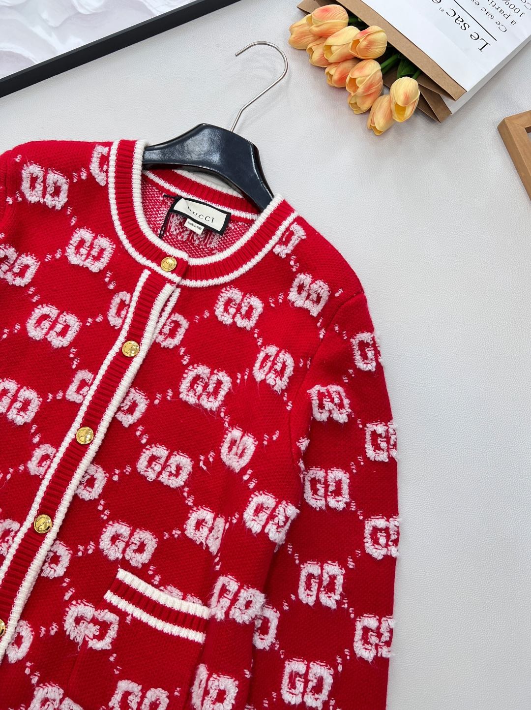 🆕 GUCCI 羊毛结子绒提花针织开衫经典双Glogo提花设计 厚实有质感的一件针织外套撞色设计，经典双