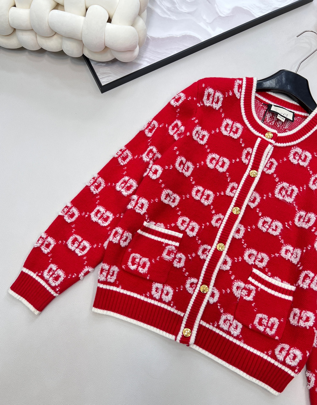 🆕 GUCCI 羊毛结子绒提花针织开衫经典双Glogo提花设计 厚实有质感的一件针织外套撞色设计，经典双