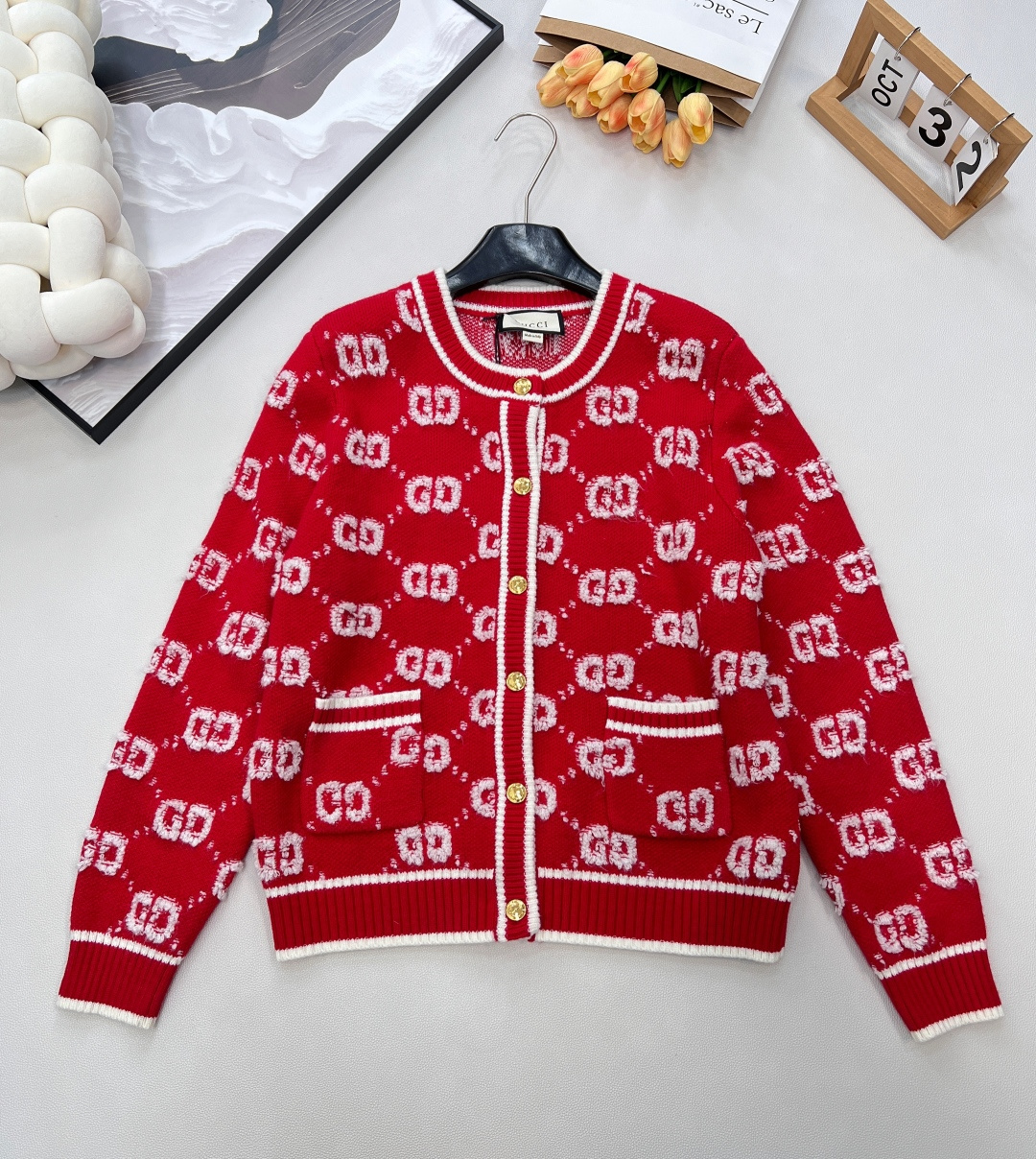 🆕 GUCCI 羊毛结子绒提花针织开衫经典双Glogo提花设计 厚实有质感的一件针织外套撞色设计，经典双