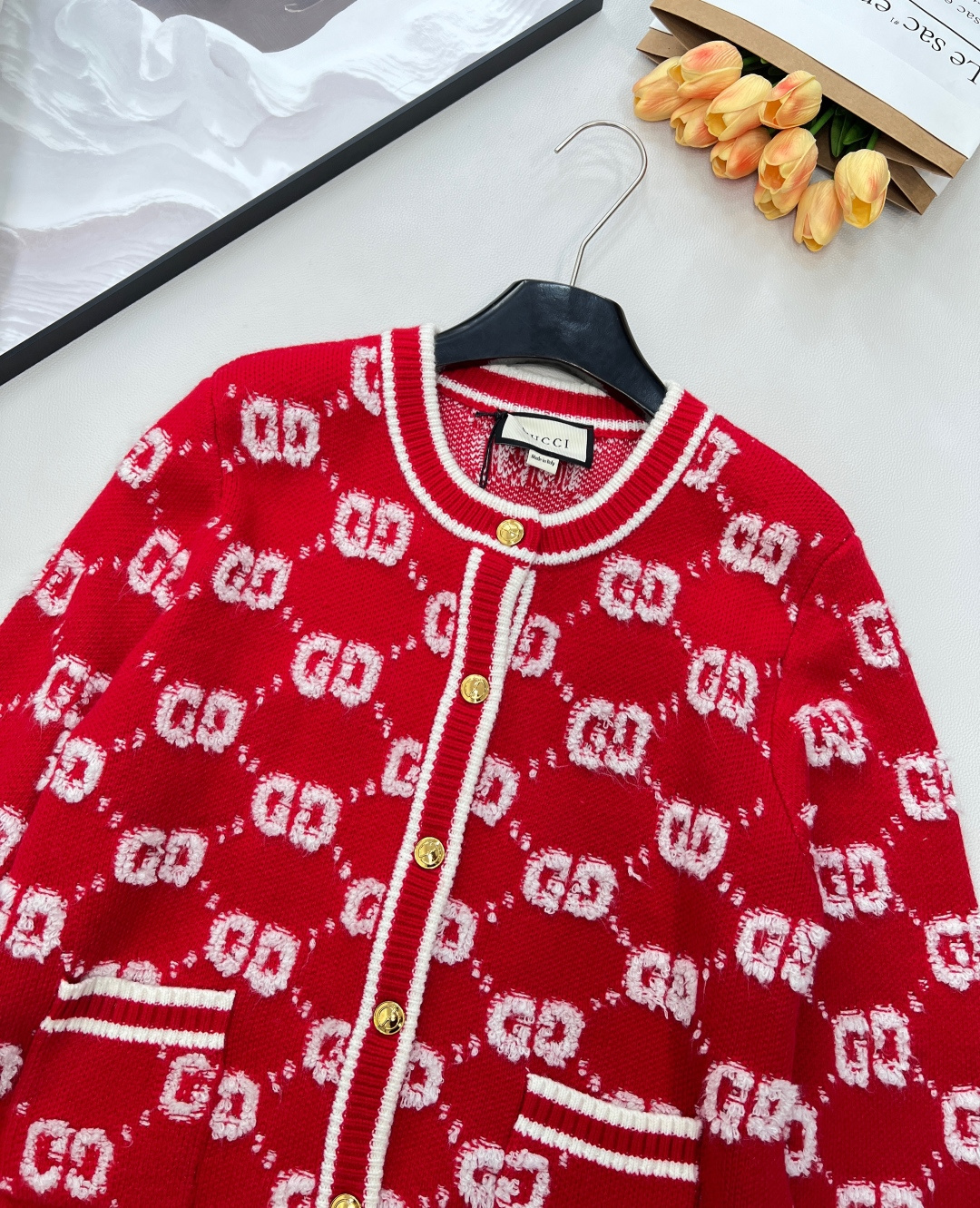 🆕 GUCCI 羊毛结子绒提花针织开衫经典双Glogo提花设计 厚实有质感的一件针织外套撞色设计，经典双