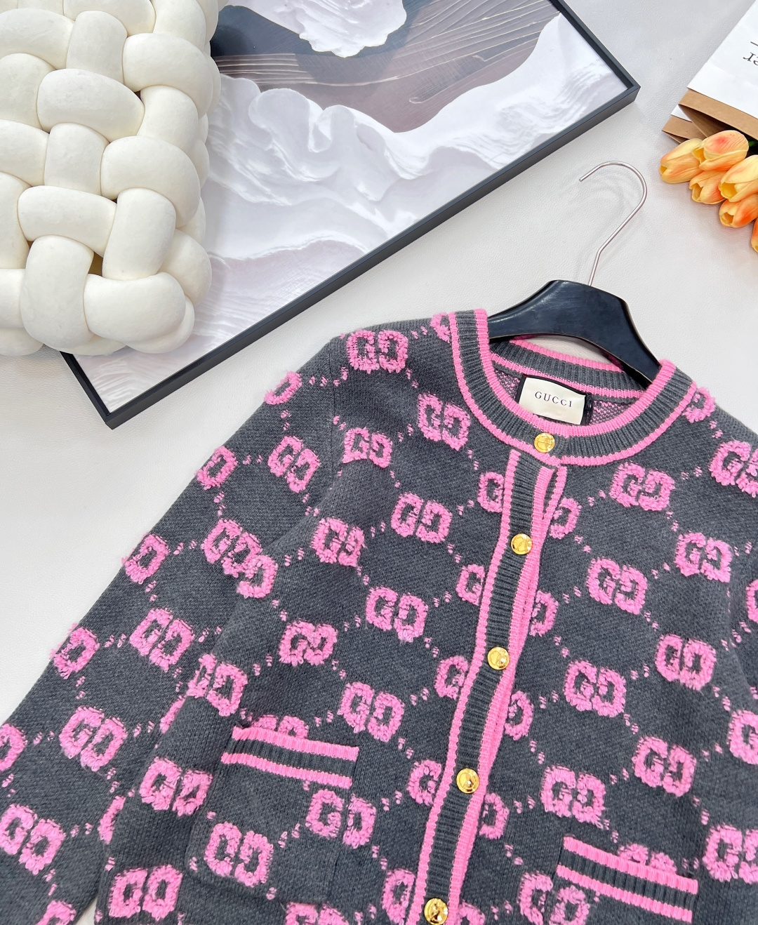 🆕 GUCCI 羊毛结子绒提花针织开衫经典双Glogo提花设计 厚实有质感的一件针织外套撞色设计，经典双