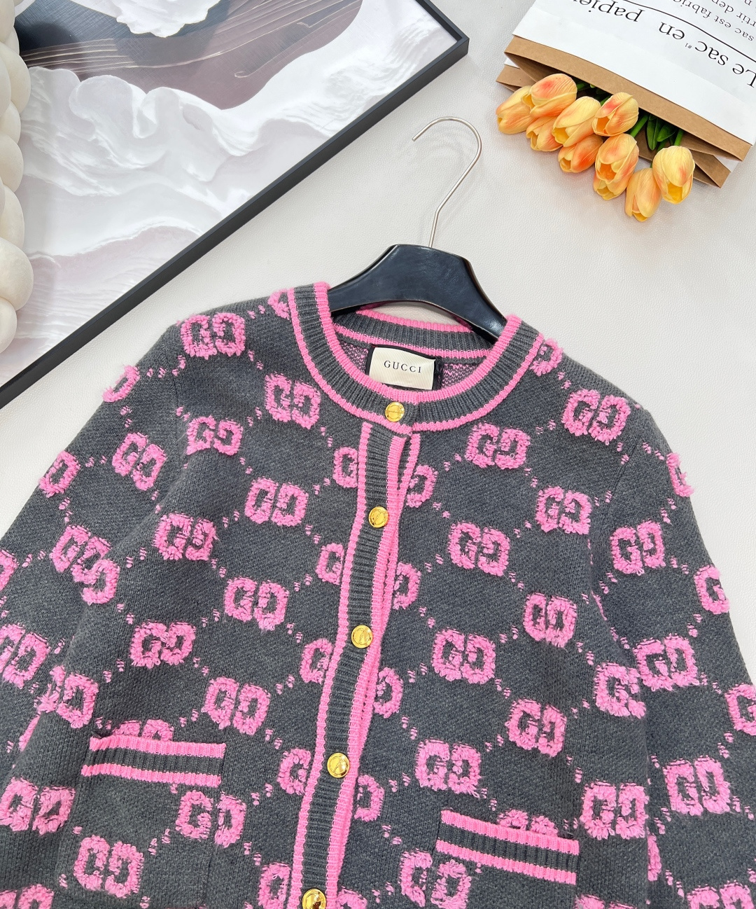 🆕 GUCCI 羊毛结子绒提花针织开衫经典双Glogo提花设计 厚实有质感的一件针织外套撞色设计，经典双