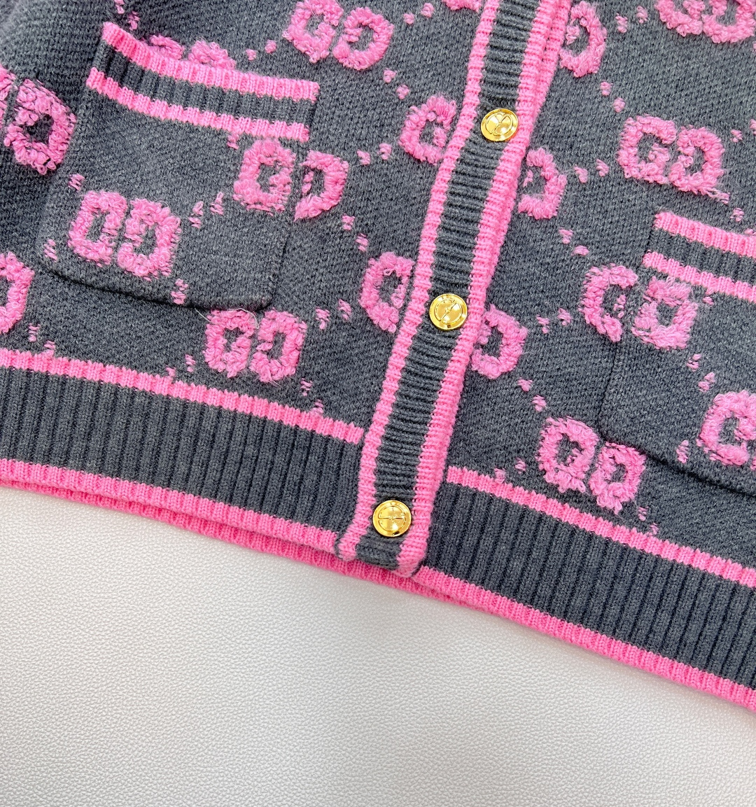 🆕 GUCCI 羊毛结子绒提花针织开衫经典双Glogo提花设计 厚实有质感的一件针织外套撞色设计，经典双