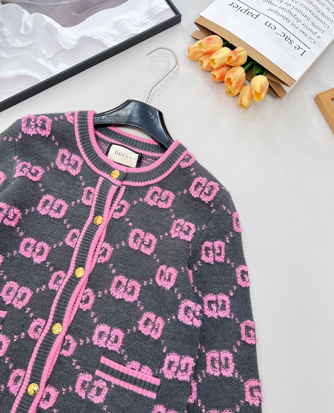 🆕 GUCCI 羊毛结子绒提花针织开衫经典双Glogo提花设计 厚实有质感的一件针织外套撞色设计，经典双